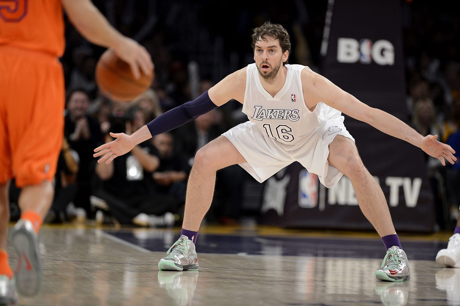 El jugador de los Lakers, el español Pau Gasol defiende ante los Knicks.