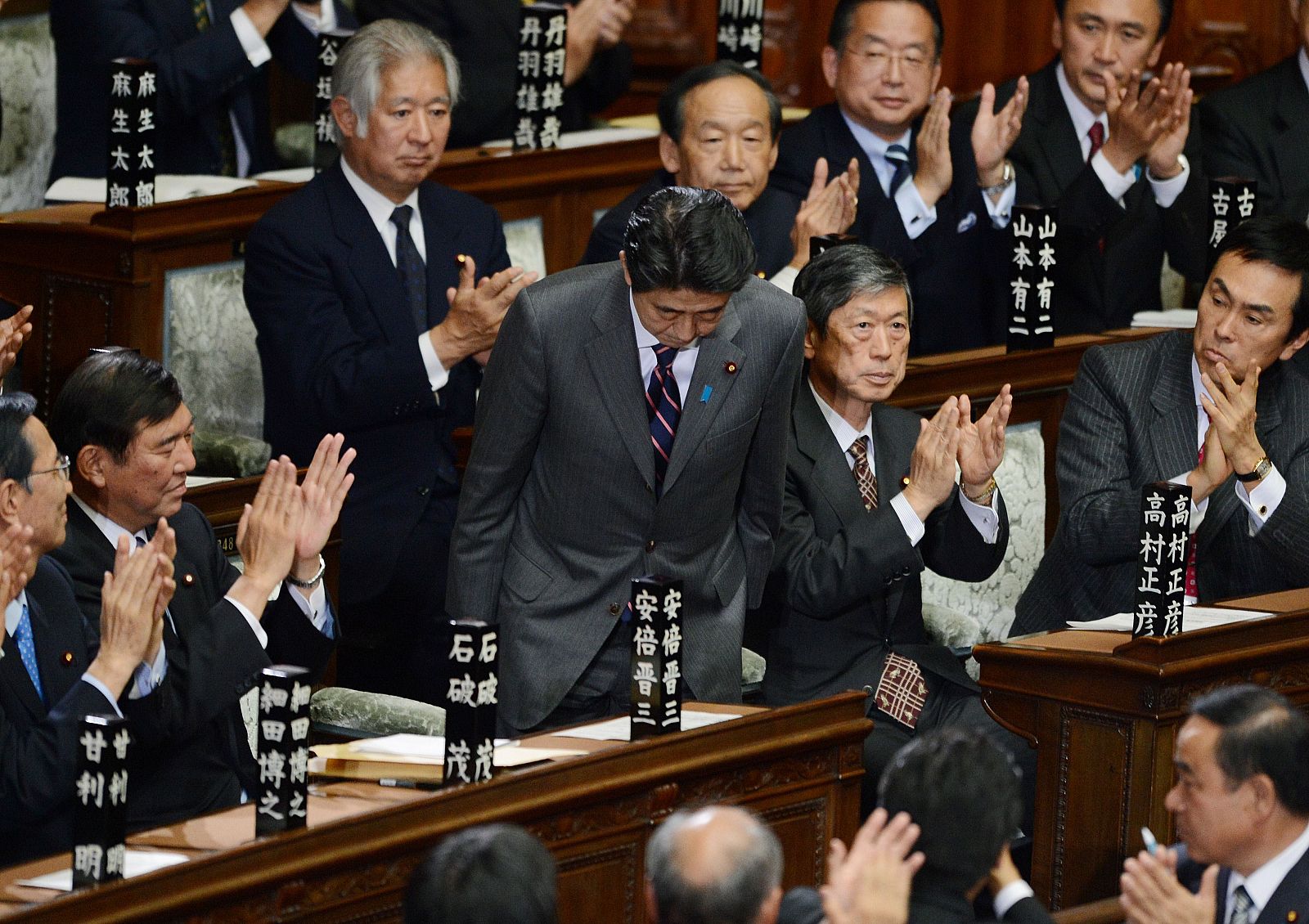 Shinzo Abe, en el centro, es aplaudido por el Congreso tras ser elegido primer ministro de Japón