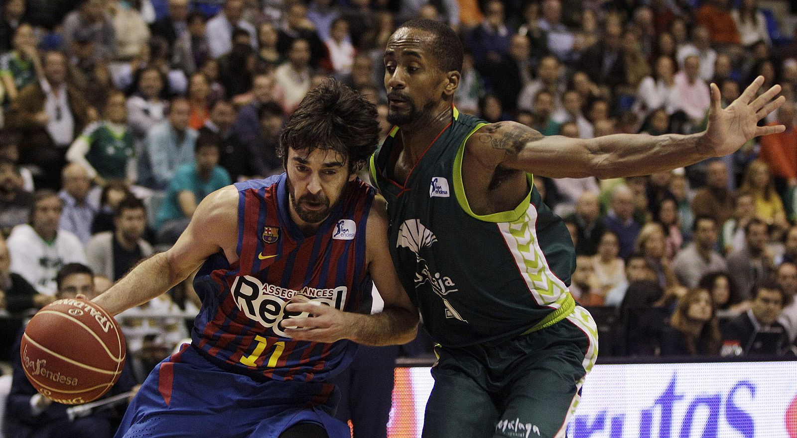 El escolta del Barcelona Regal Juan Carlos Navarro (i) lucha el balón ante el base bulgaro del Unicaja Earl Calloway