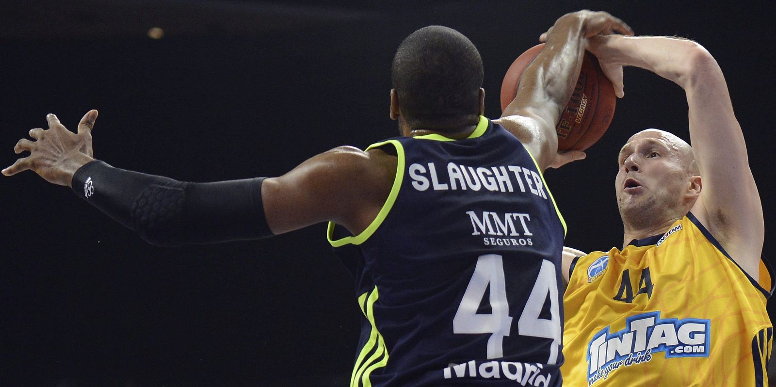 El pivot estadounidense del Real Madrid, Marcus Slaughter lucha por el balón con Zach Morley del Alba Berlín.