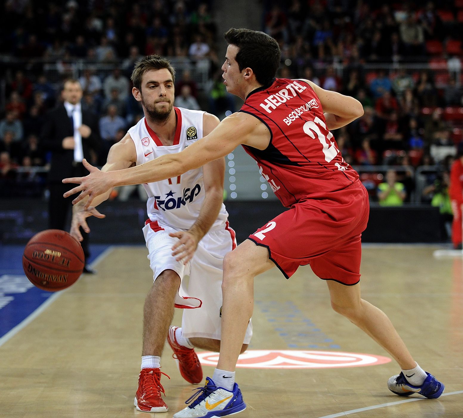 Heurtel defiende un balón en el partido contra Olympiacos.