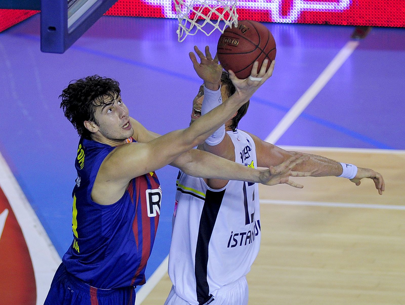 Ante Tomic, ante la defensa del jugador de Fenerbahce David Andersen.