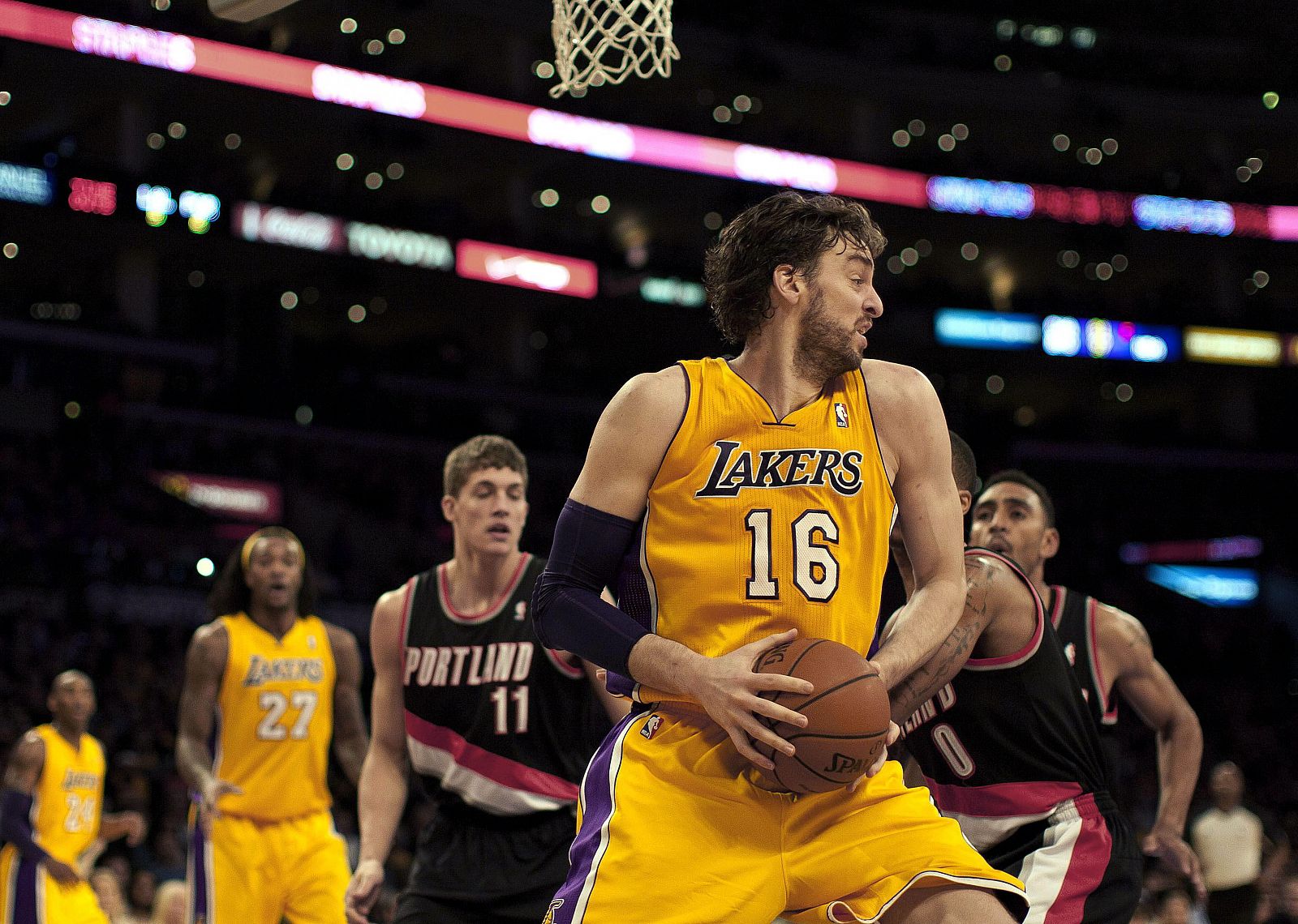 El ala-pívot español de Los Ángeles Lakers Pau Gasol, presionado por Damian Lilard, de los Portland Trail Blazers.