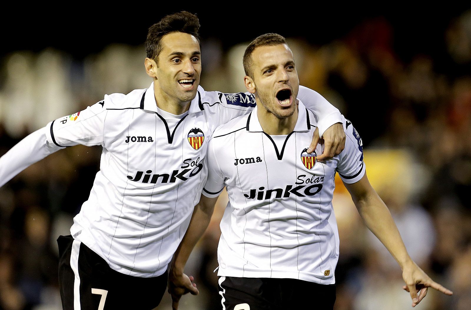 El delantero del Valencia Roberto Soldado, junto a Jonas Gonçalves.