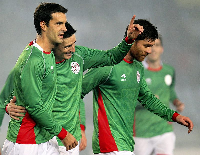 Aduriz (c), Xabi Prieto (i) y Xabi Alonso, celebran un gol ante la selección de Bolivia