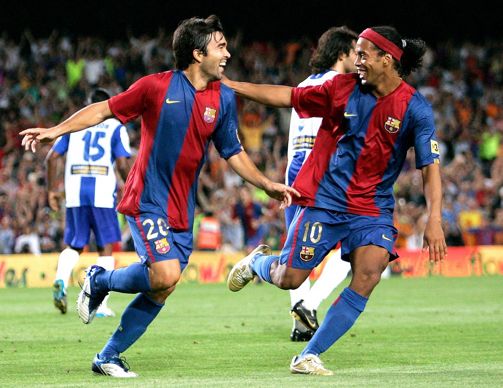 Deco (izquierda) y Ronaldinho (derecha) celebran un gol en su etapa barcelonista