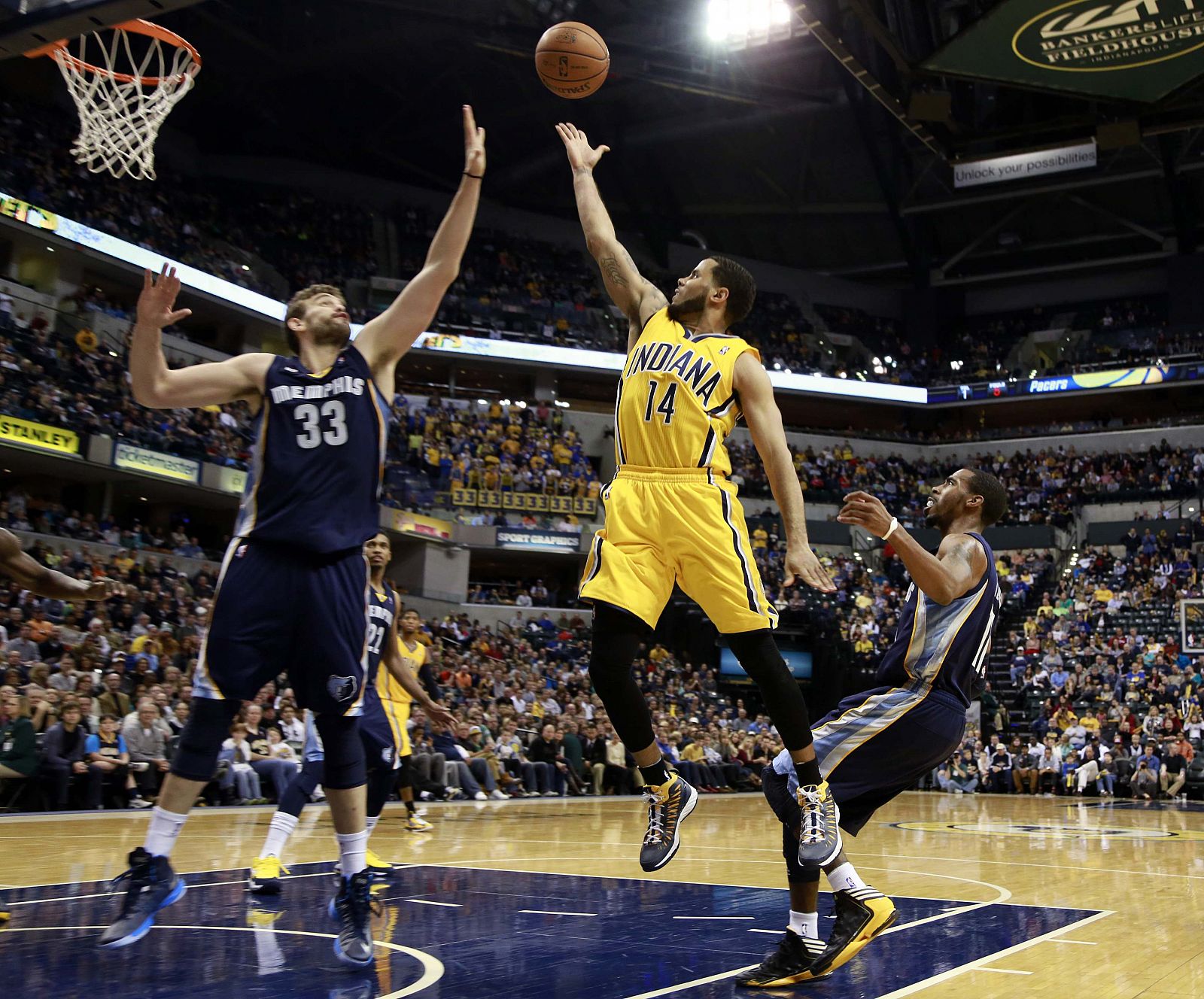 El jugador de los Indiana Pacers Augustin trata de superar a Marc Gasol.