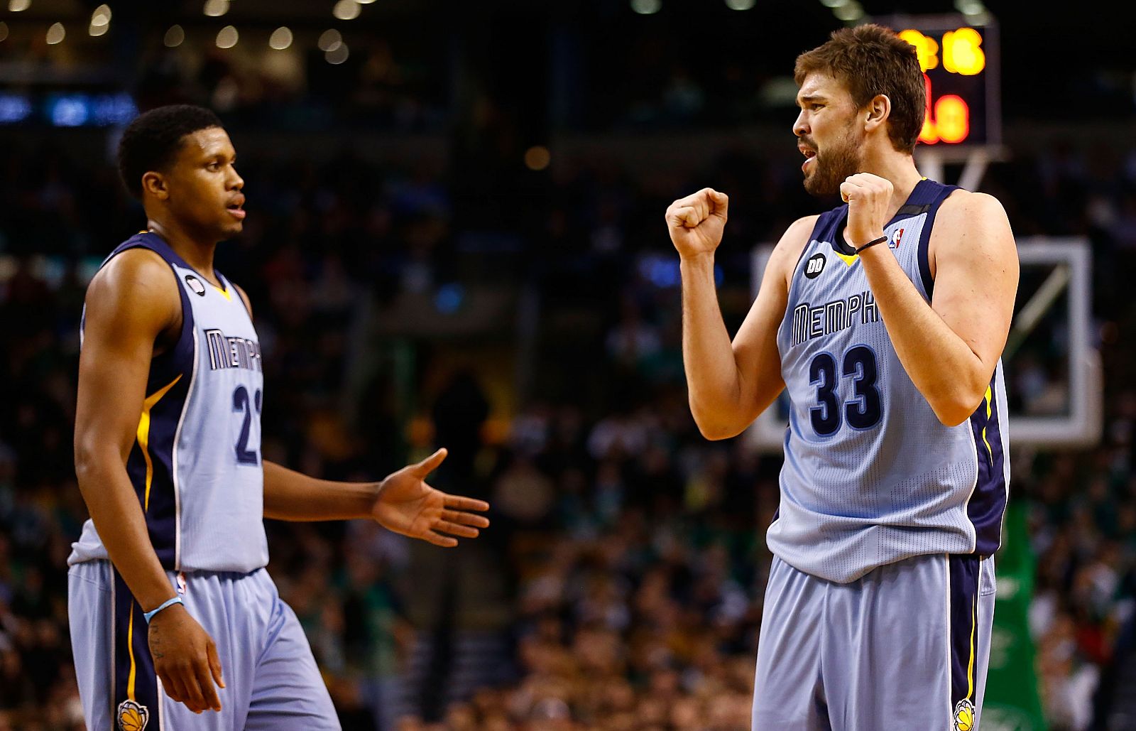 Marc Gasol (d), de los Memphis Grizzlies, reacciona después de sufrir una falta ante los Boston Celtics