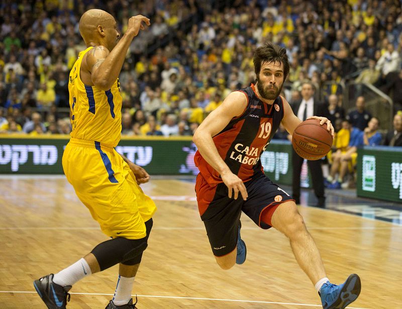 Fernando San Emeterio trata de superar a Devin Smith durante el partido.