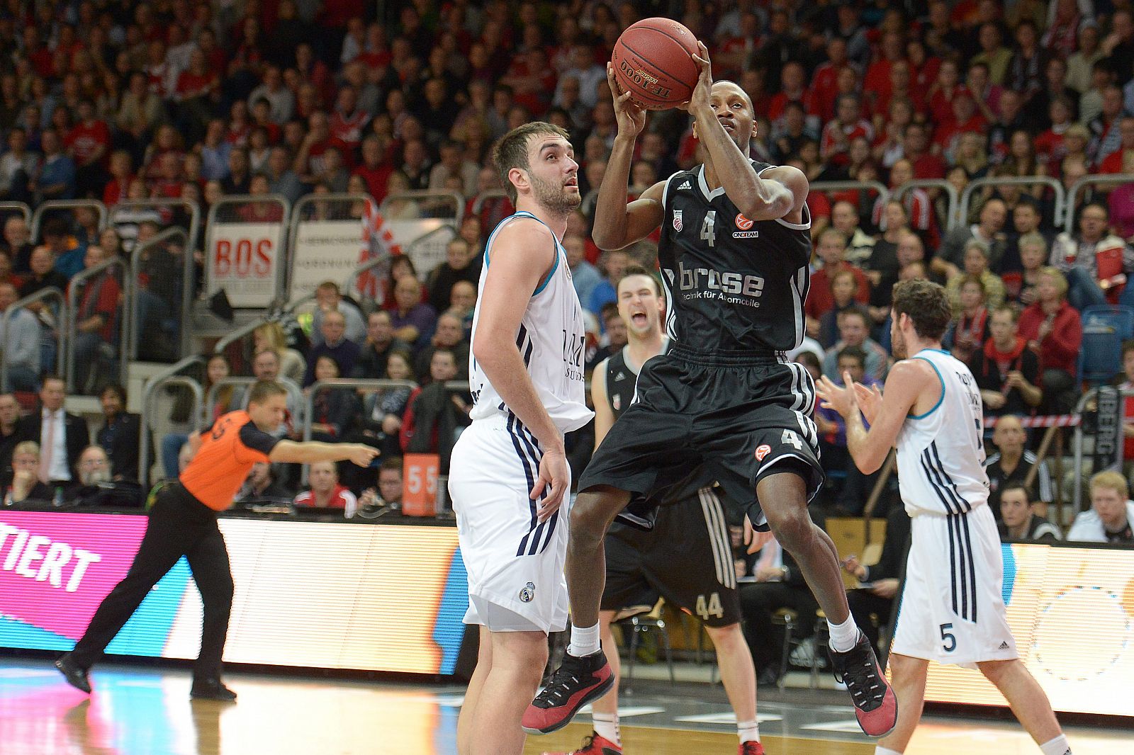 'Teddy' Gipson del Bamberg en acción ante el pívot del Real Madrid Begic.