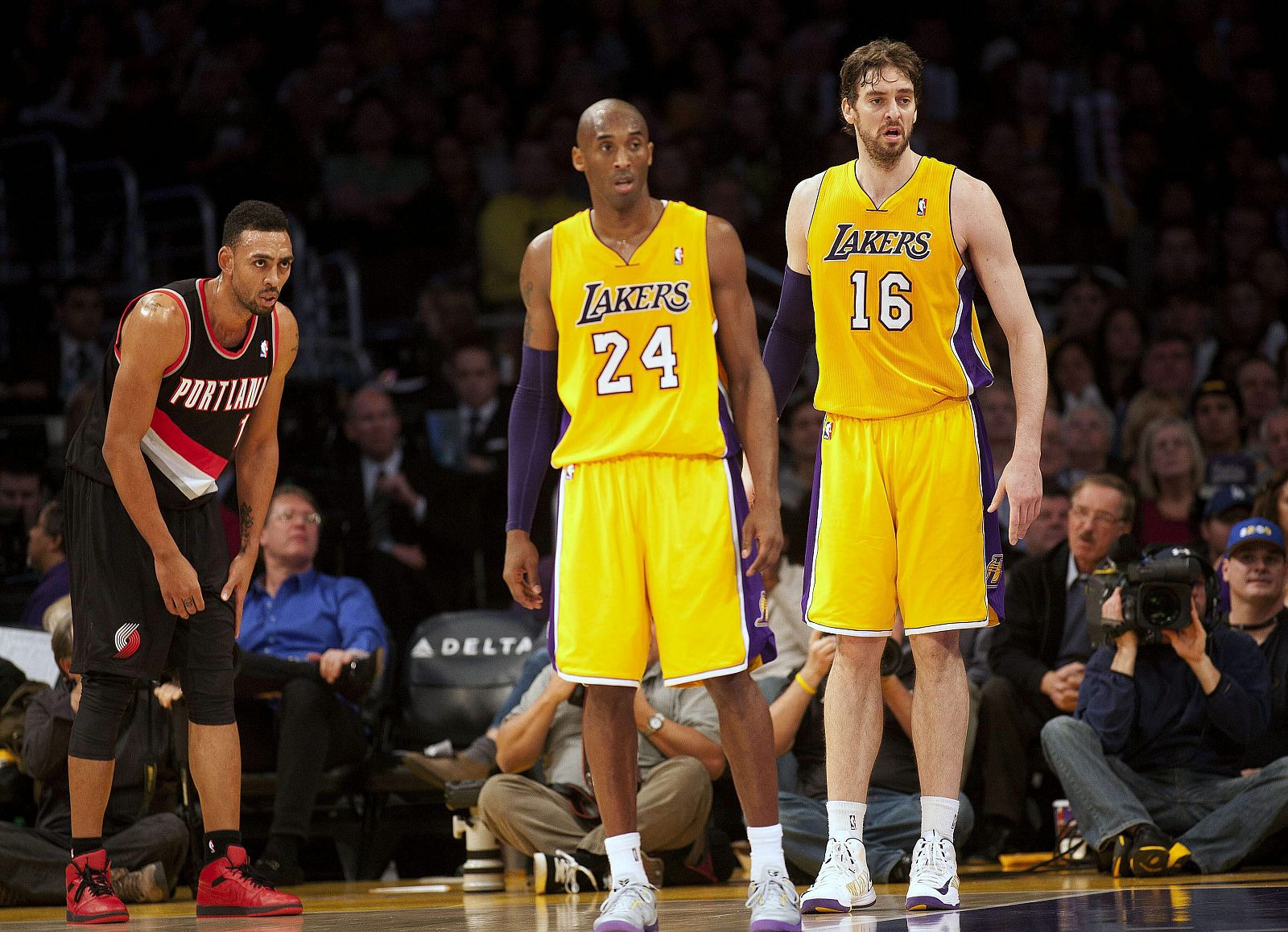 Pau Gasol (d), y su compañero de Los Ángeles Lakers, Kobe Bryant (c), durante un partido de la temporada regular de la NBA