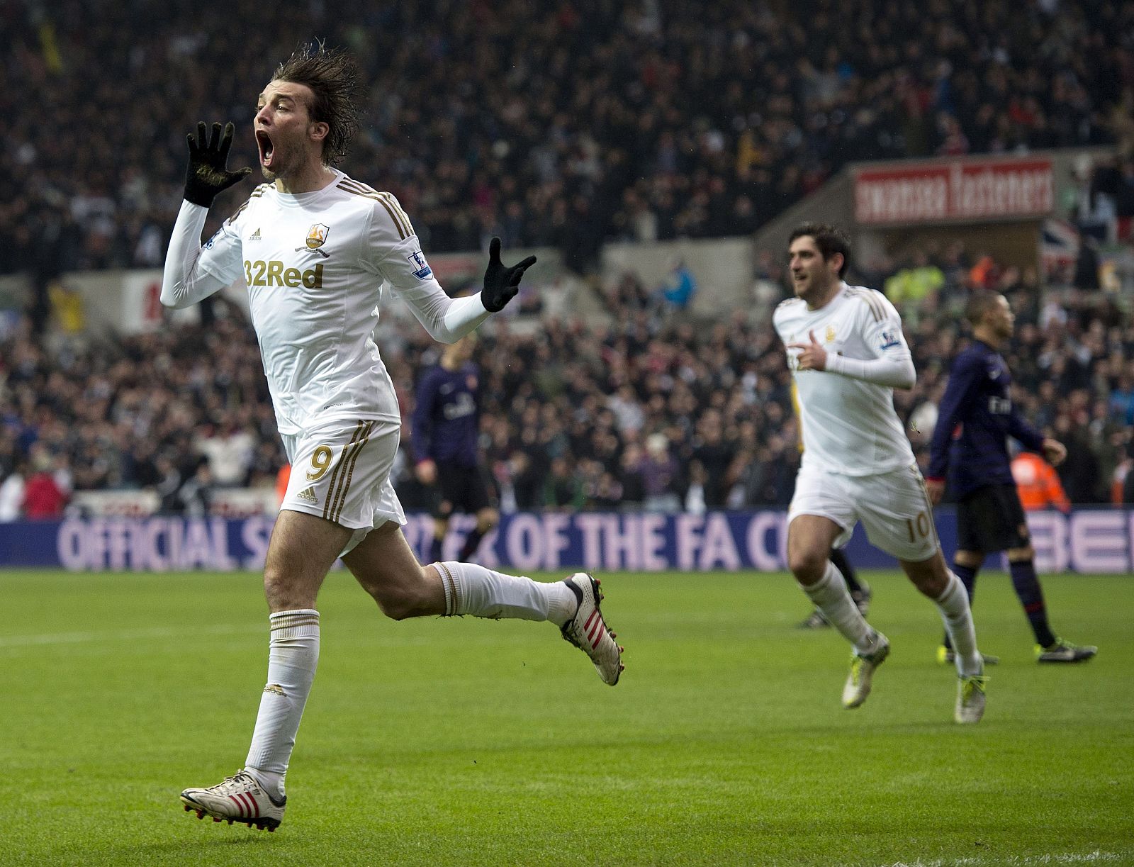 El jugador español Michu celebra su gol ante el Arsenal.