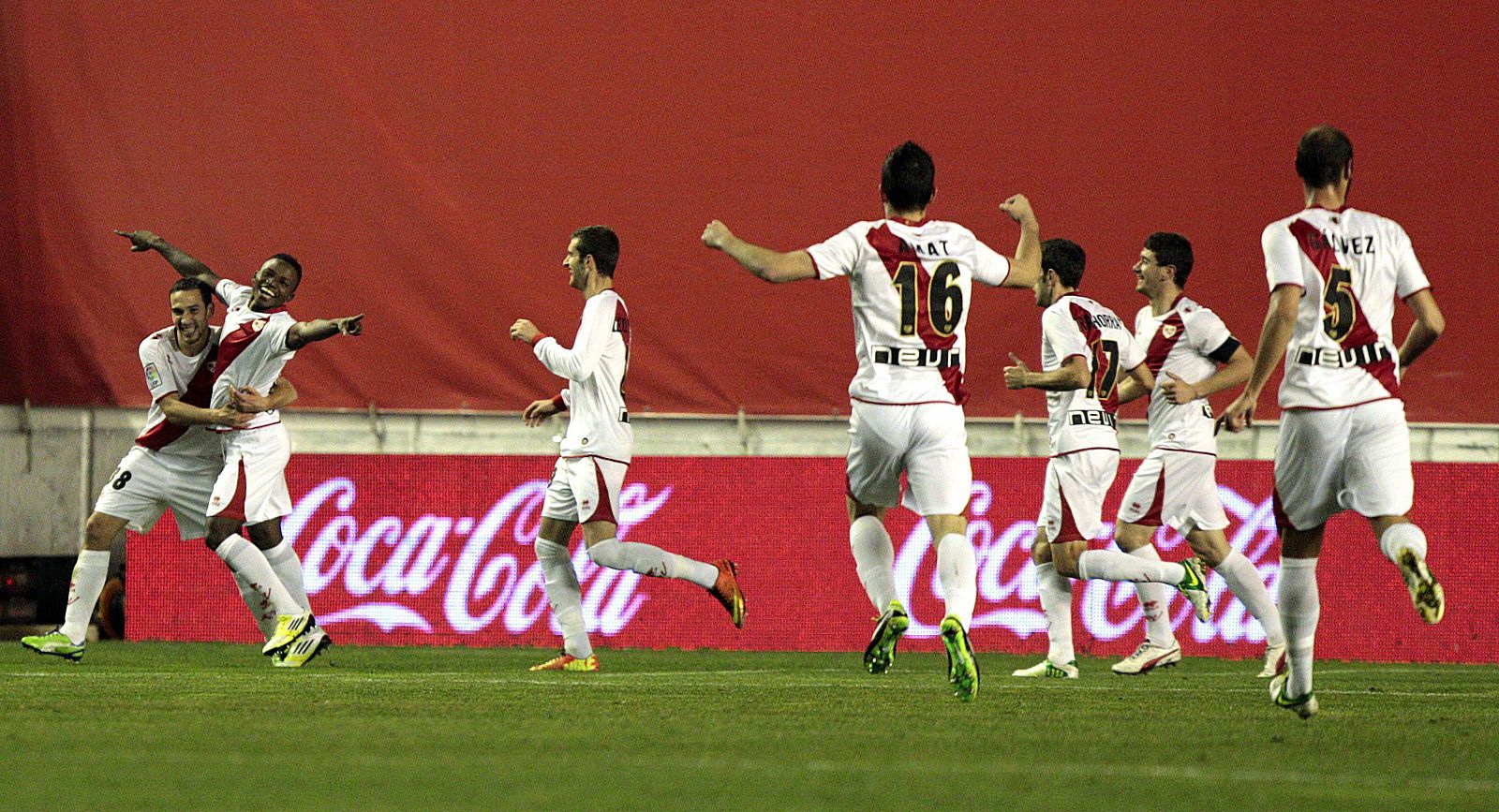 El delantero guineano del Rayo Vallecano Lass Bangoura (2i) celebra con sus compañeros la consecución del primer gol de su equipo ante el Getafe