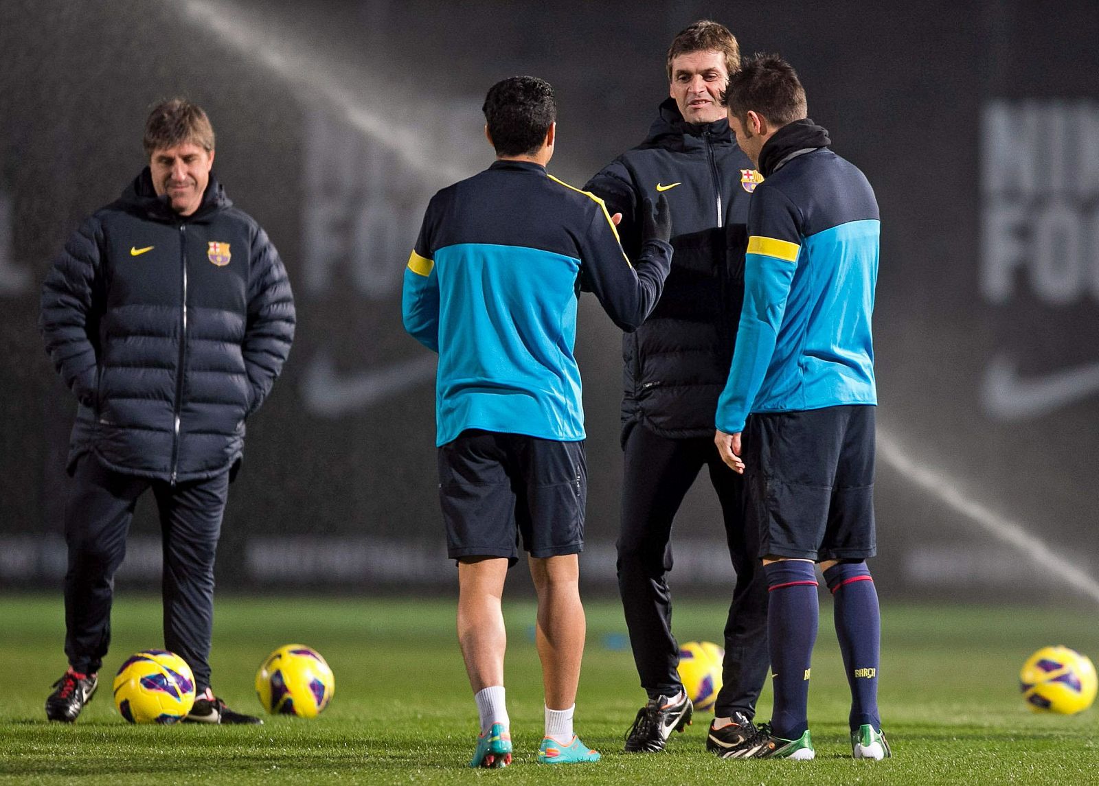 Tito Vilanova (2d) saluda a los jugadores, junto con su segundo entrenador Jordi Roura (i).