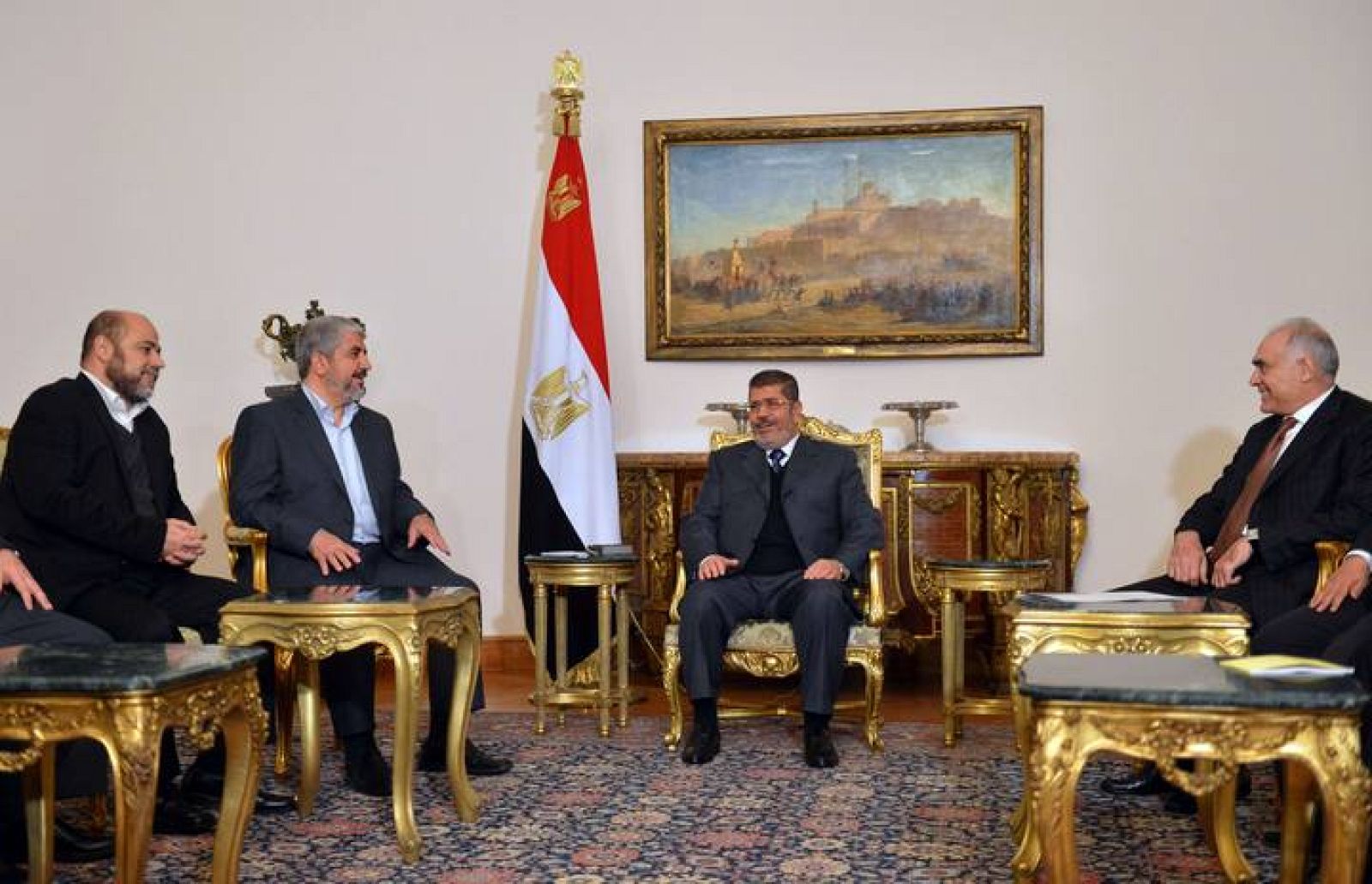  El presidente egipcio, Mohamed Morsi, se ha reunido  por separado con el líder de Hamás, Jaled Meshal, y el de Fatah, Mahmud Abás, en El Cairo. 