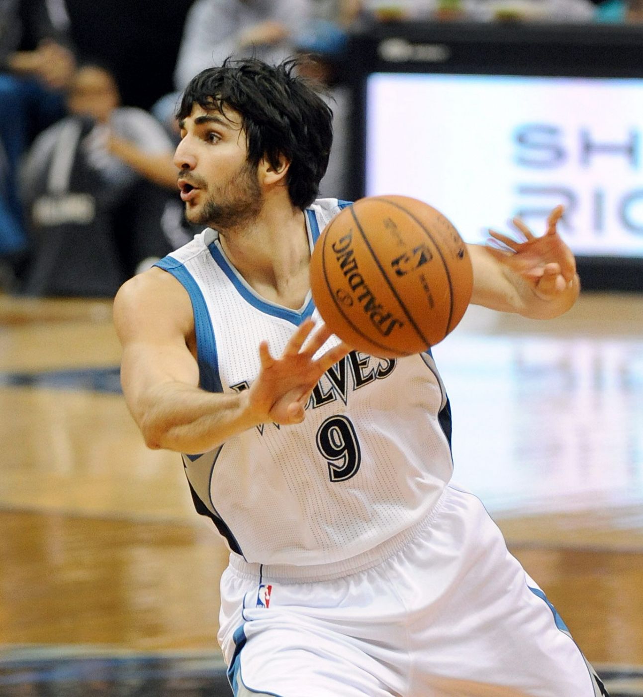 El jugador de Timberwolves Ricky Rubio pasa el balón durante un partido ante Hawks