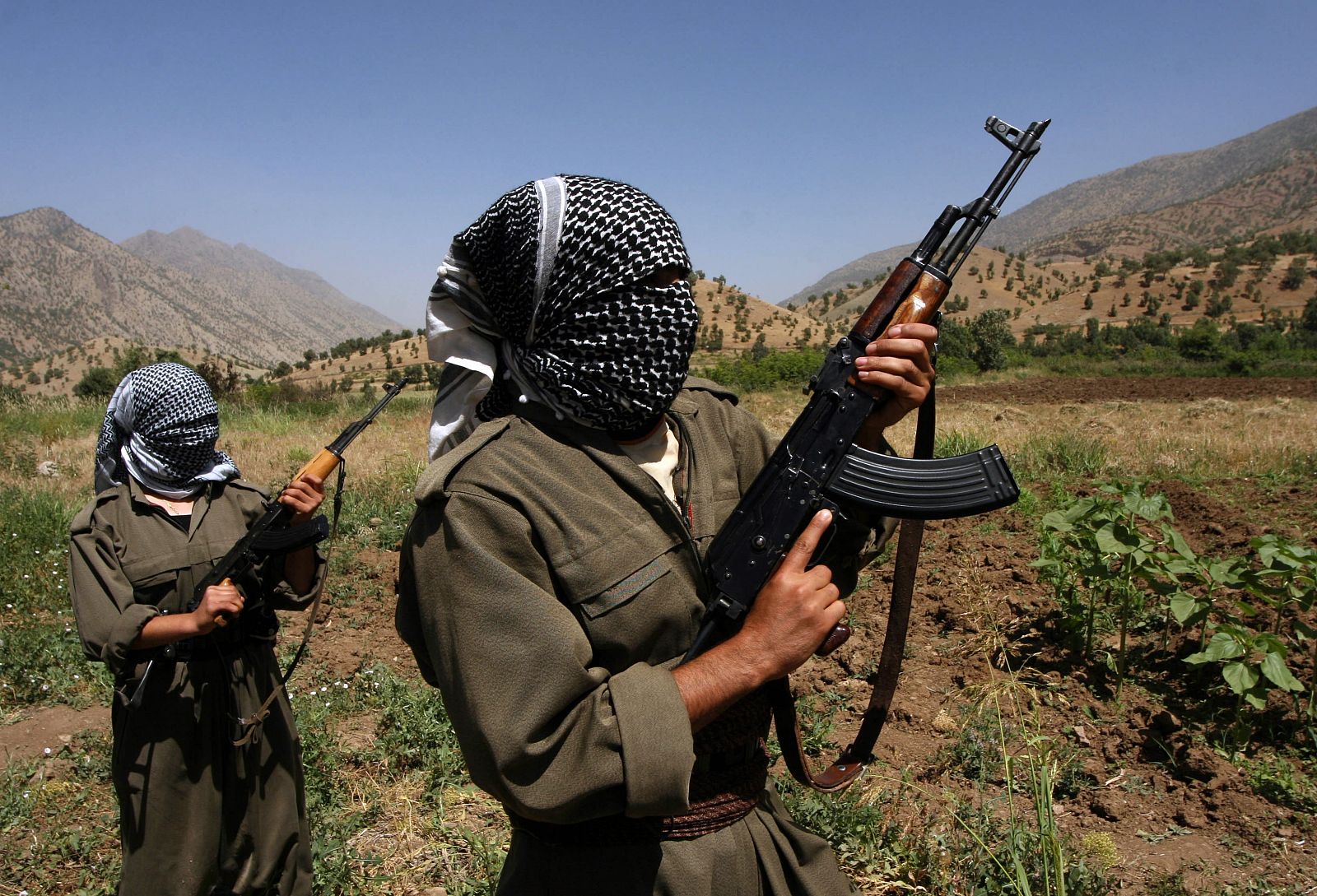 Combatientes kurdos en la parte iraquí de las montañas de Qandil, en junio de 2007