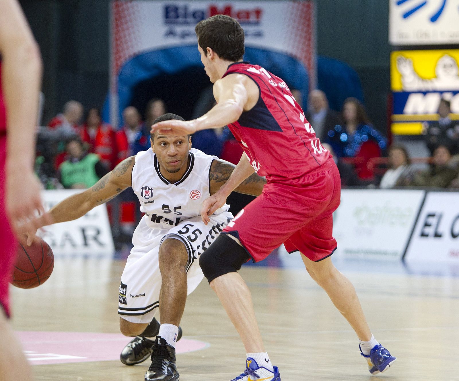 El base estadounidense del Besiktas JK Istanbul, de Estambul (Turquía) Curtis Jerrells (i), trata de rebasar al base francés del Caja Laboral Baskonia de Vitoria Thomas Heurtel