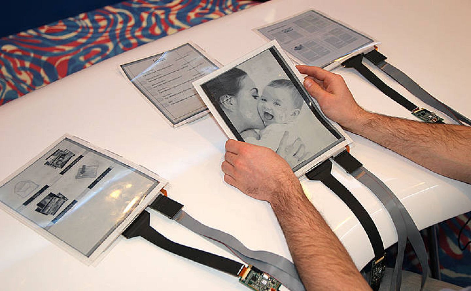 Cuando se trabaja con varias pantallas flexibles como si fueran hojas de papel basta unirlas para transferir documentos o crear una pantalla más grande en la que visualizar grandes imágenes