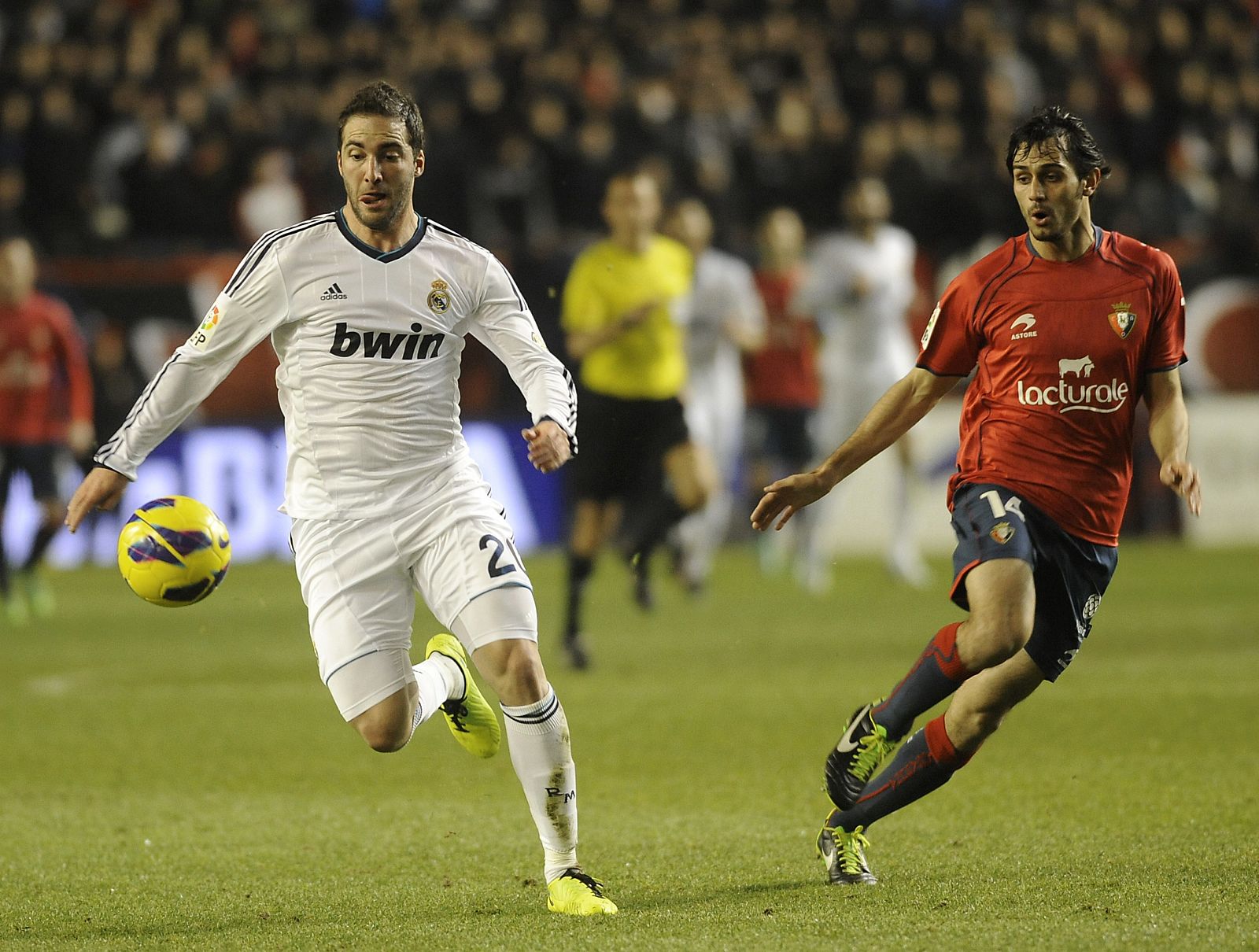 El delantero argentino Gonzalo Higuaín (i) trata de marcharse de la marca de Alejandro Arribas (d)