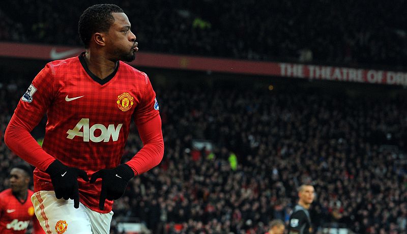Evra celebra el segundo tanto del United, que finalmente fue adjudicado a Vidic.