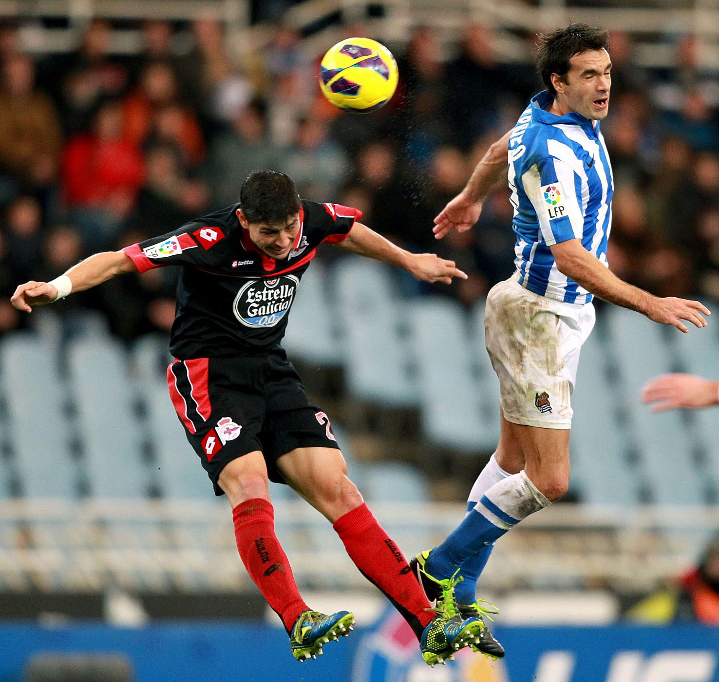 El centrocampista de la Real Sociedad Xabi Prieto, lucha por el balón con Jesús Vázquez, del R.C. Deportivo de La Coruña.