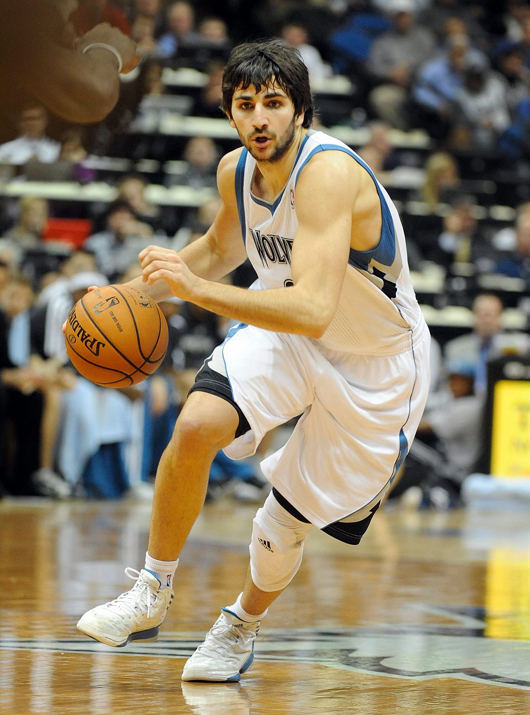 El jugador de Timberwolves Ricky Rubio conduce el balón.