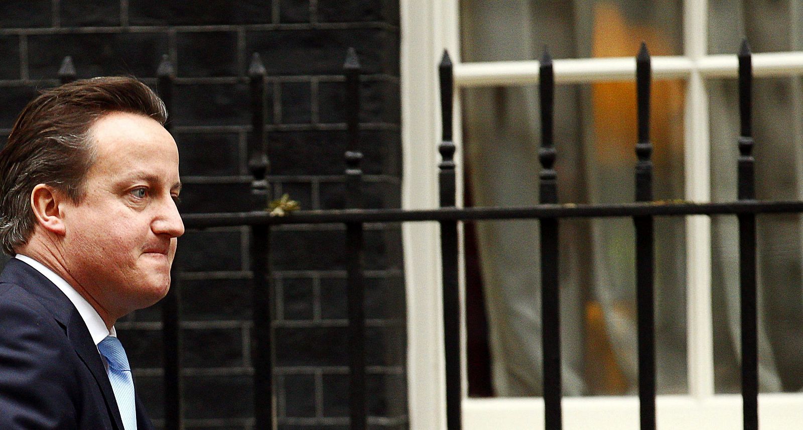 El primer ministro británico, David Cameron a su salida del número 10 de Downing Street