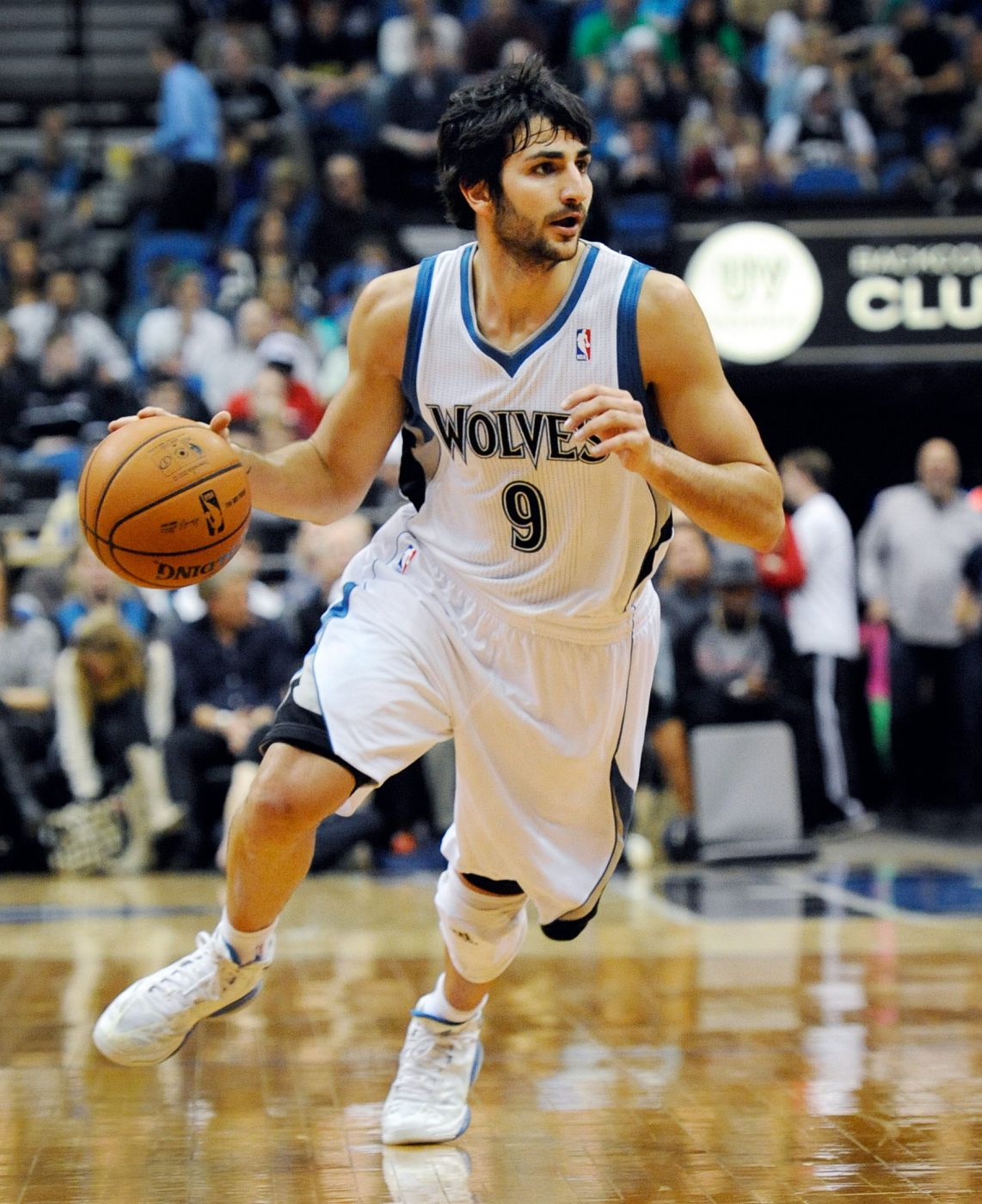 El base de Timberwolves, Ricky Rubio, sube el balón durante un partido de la NBA