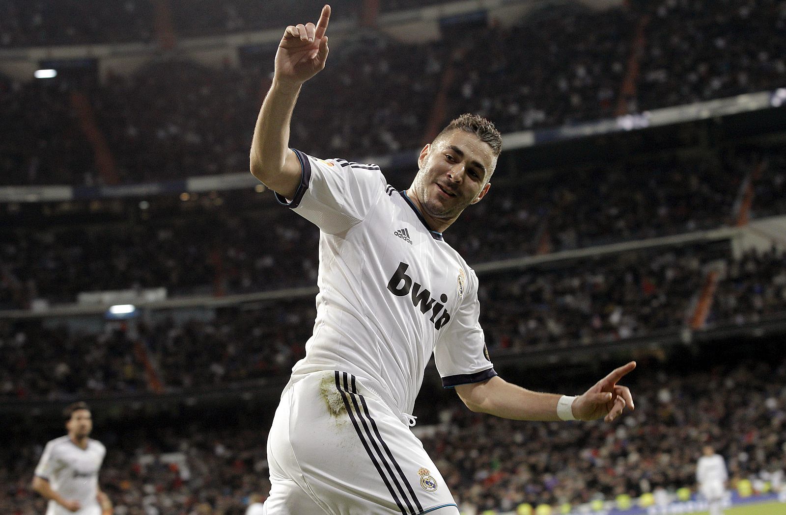 El delantero francés del Real Madrid Karim Benzema celebra el gol que ha marcado al Valencia.