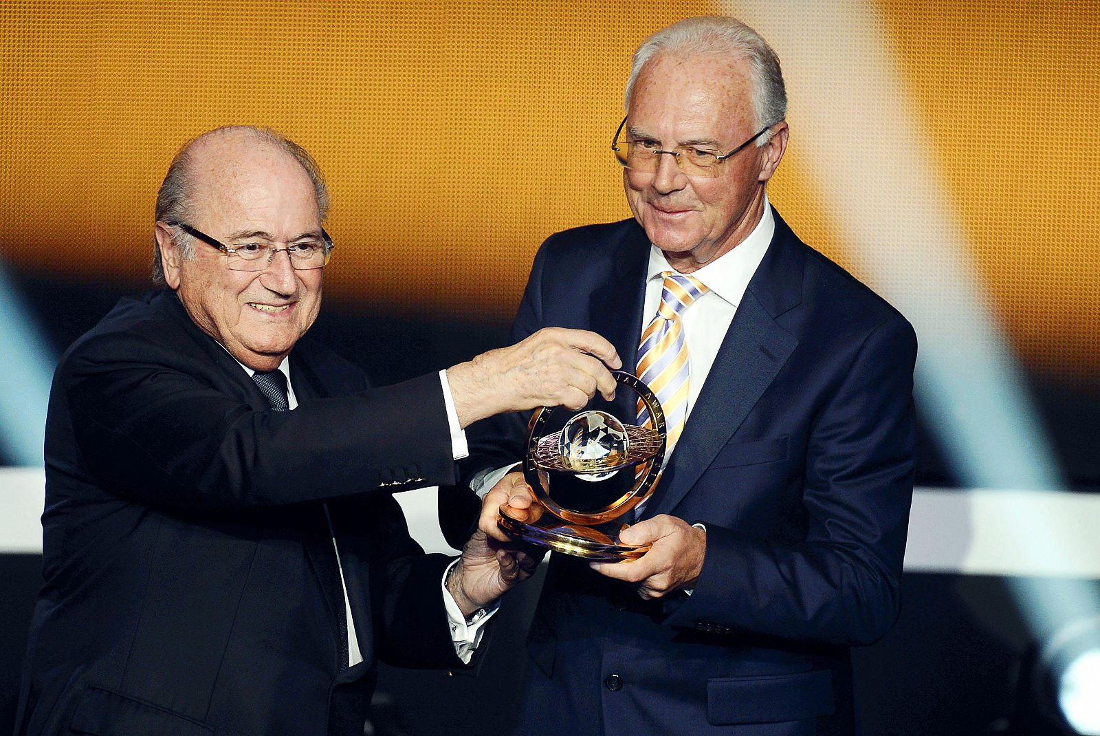 El presidente de honor del Bayern de Múnich, Franz Beckenbauer (d), en la gala del Balón de Oro, en la que recibió la Distinción Presidencial