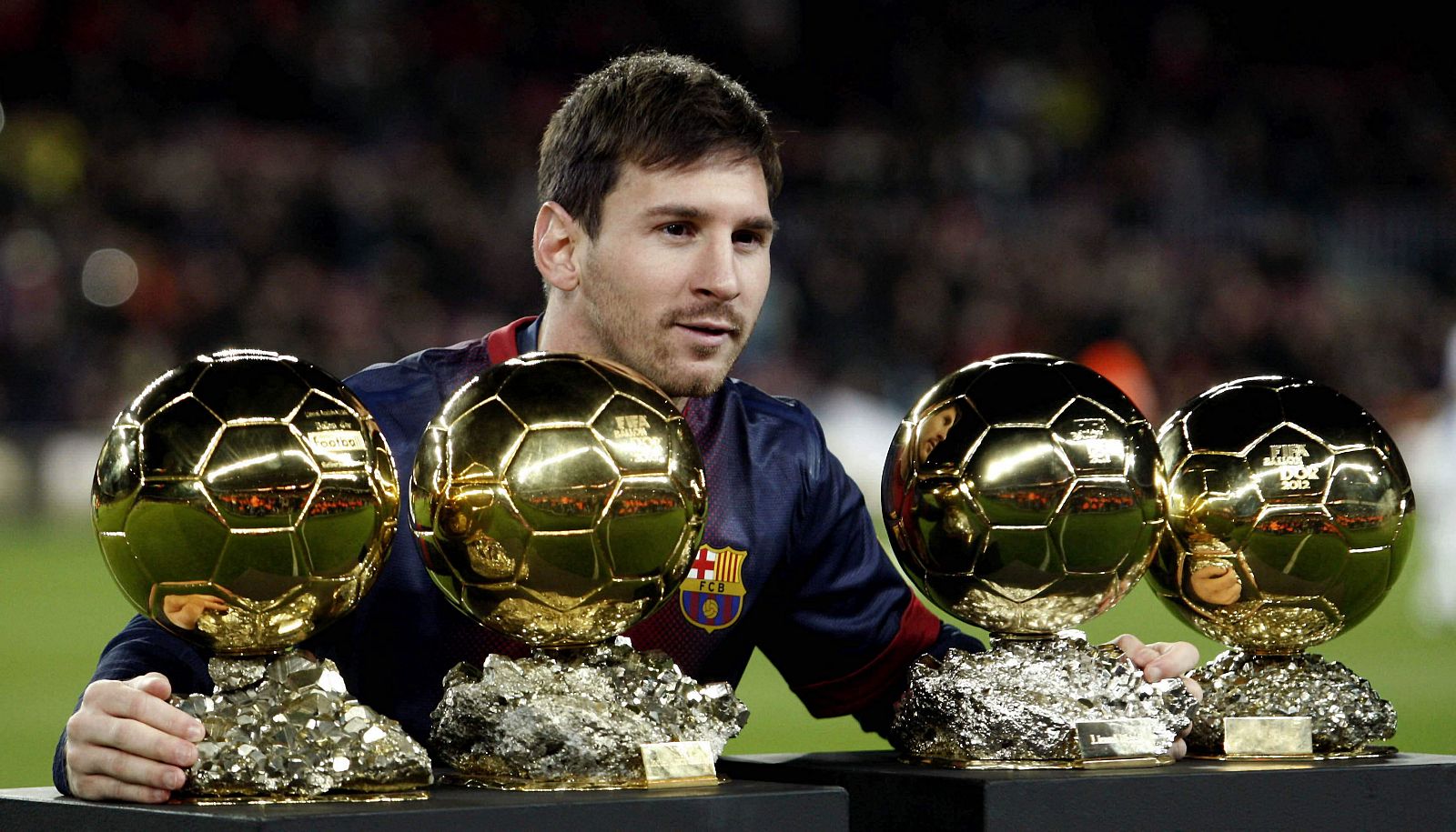 El delantero argentino del F.C.Barcelona Lionel Messi posa con sus cuatro Balones de Oro