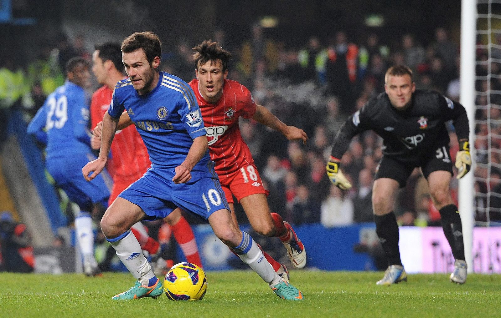 El jugador del Chelsea Juan Mata controla el balón cerca de Jack Cork del Southampton.