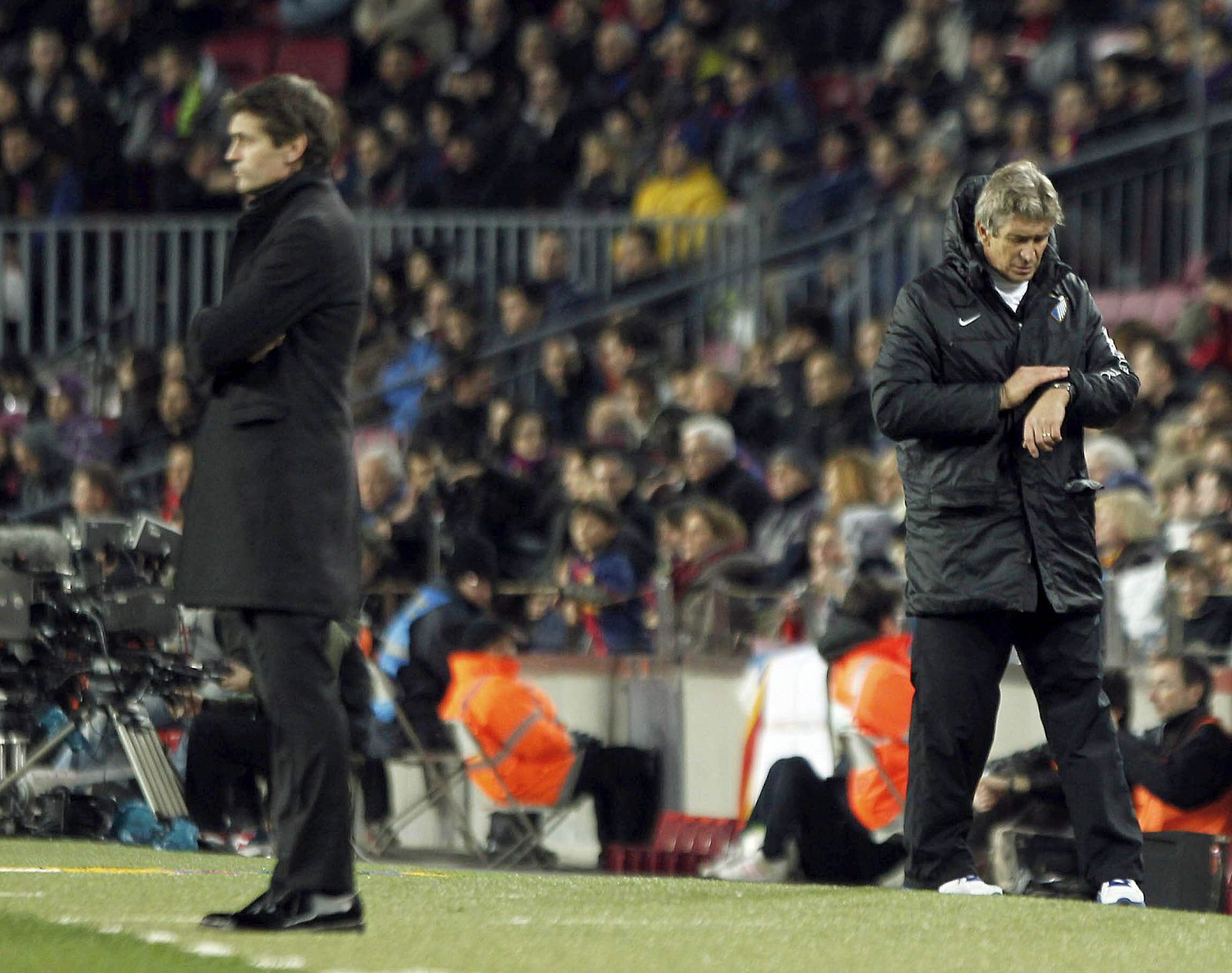 El entrenador del FC Barcelona Tito Vilanova (i) y el del Málaga, el chileno Manuel Pellegrini (d)