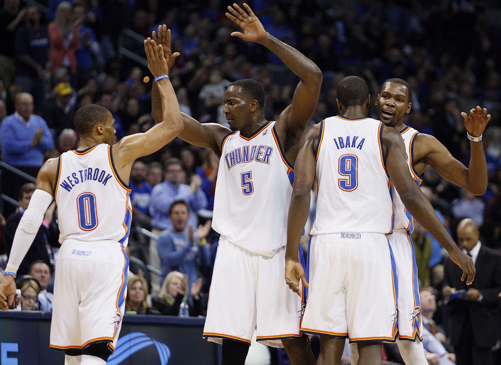 Serge Ibaka (9) en el cinco inicial del partido de su equipo, los Thunder, contra los Nuggets