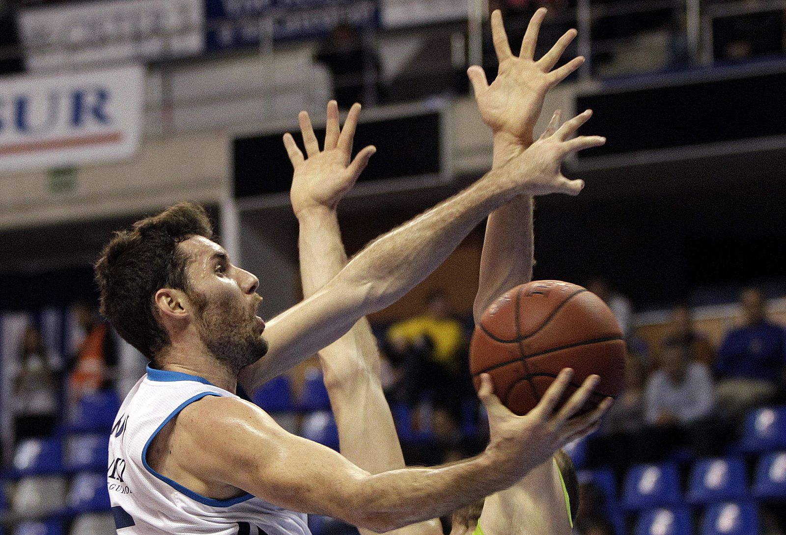 El escolta del Real Madrid Rudy Fernández entra a canasta ante el ala-pívot croata del Unicaja Luka Zoric