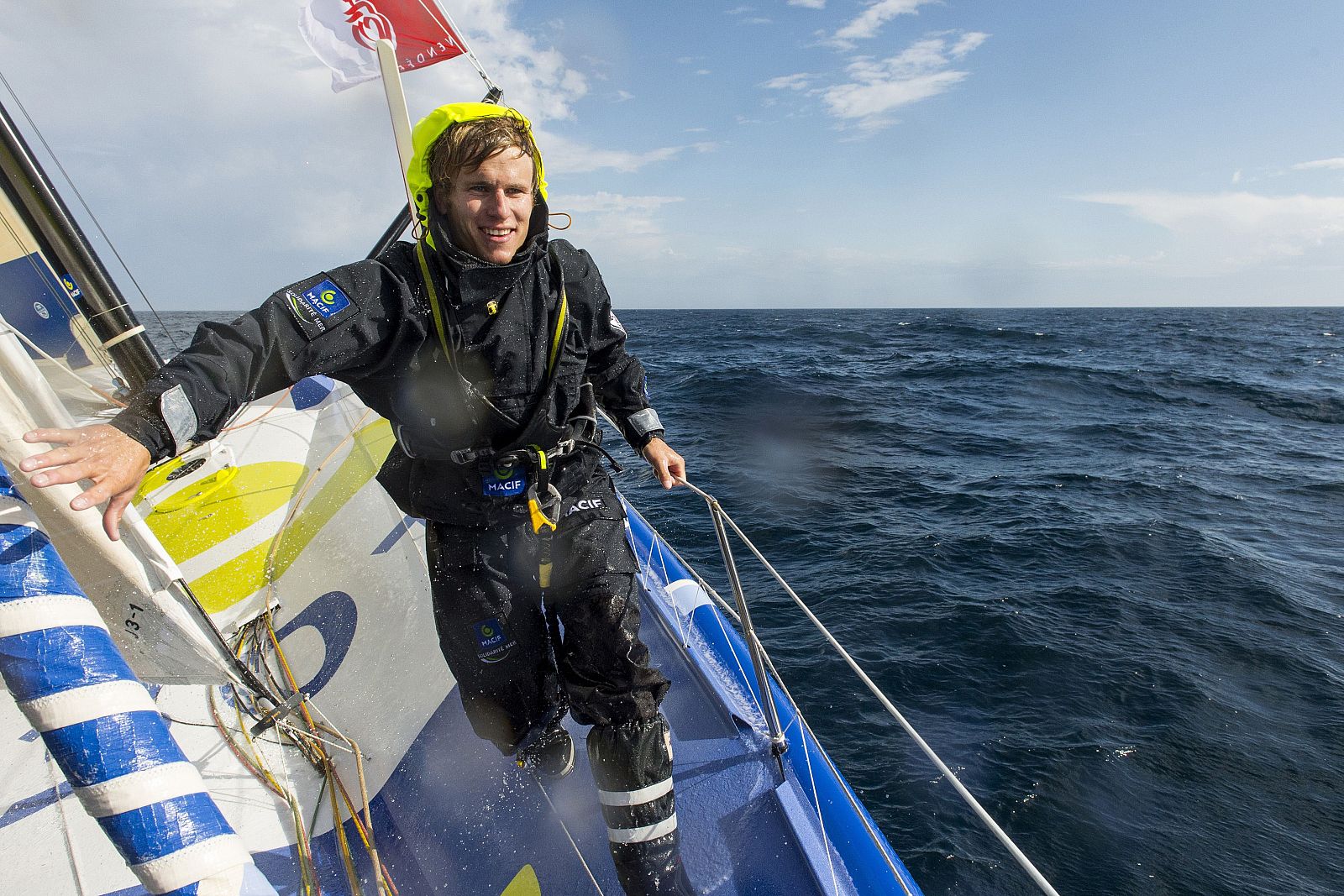 El navegante francés, Francois Gabart, a bordo de su barco el 'Macif' entrenándose para la Vendée Globe