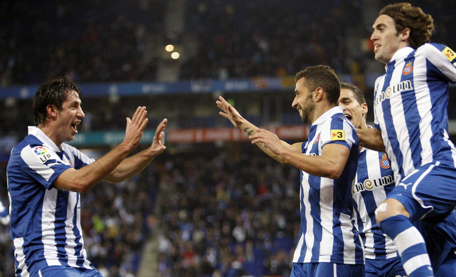 El centrocampista portugués del Espanyol Simão Sabrosa (2d) celebra su gol