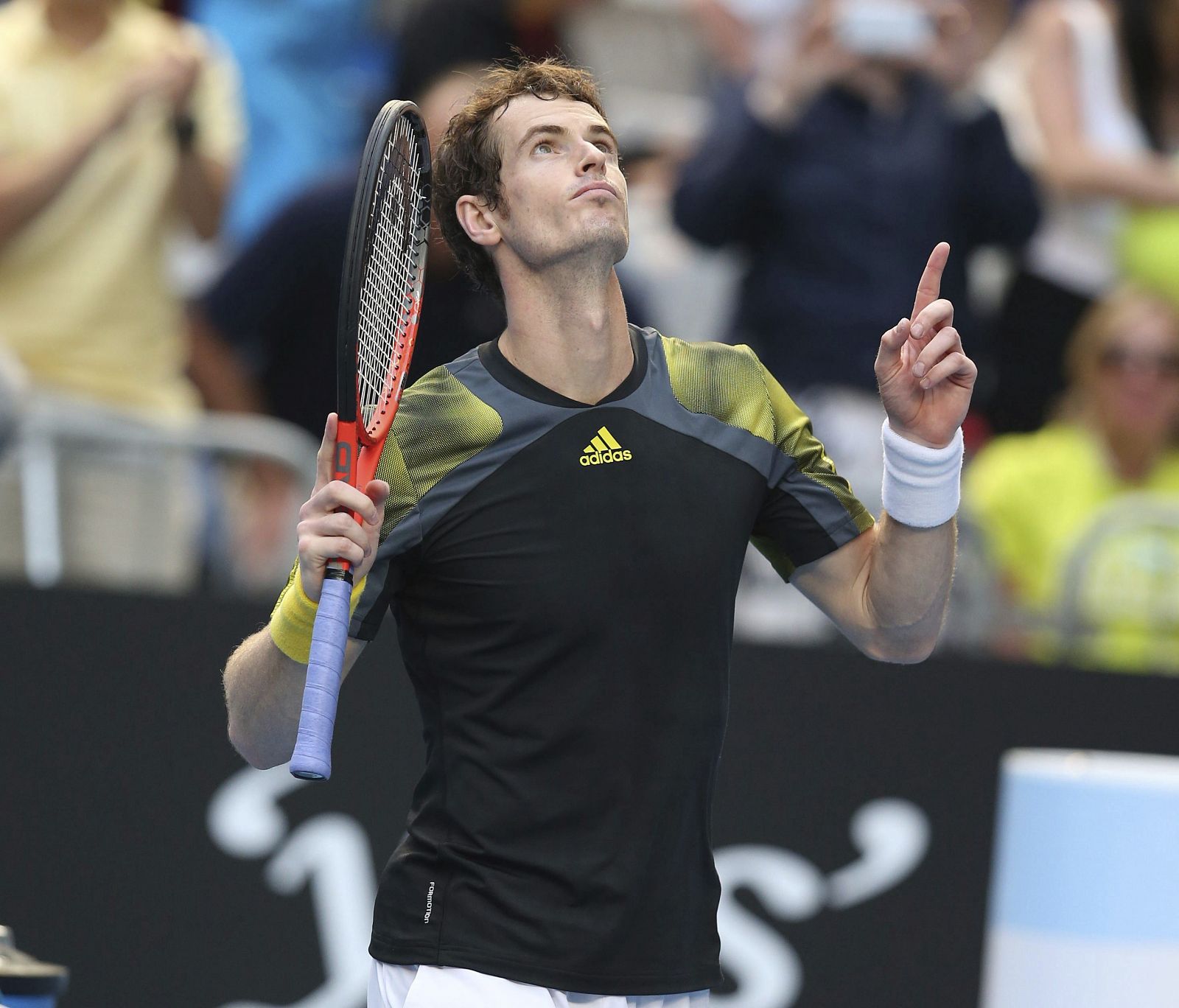 El tenista británico Andy Murray celebra su victoria ante el francés Gilles Simon en el Open de Australia