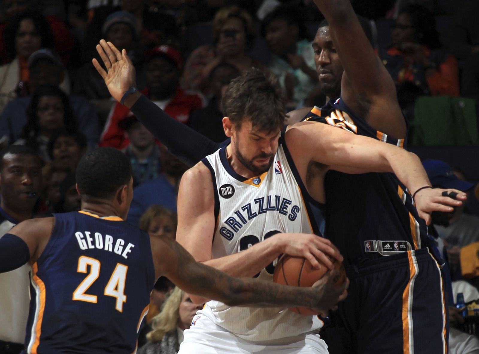 Marc Gasol trata de encestar ante la oposición de Paul George y Roy Hibbert, de Indiana