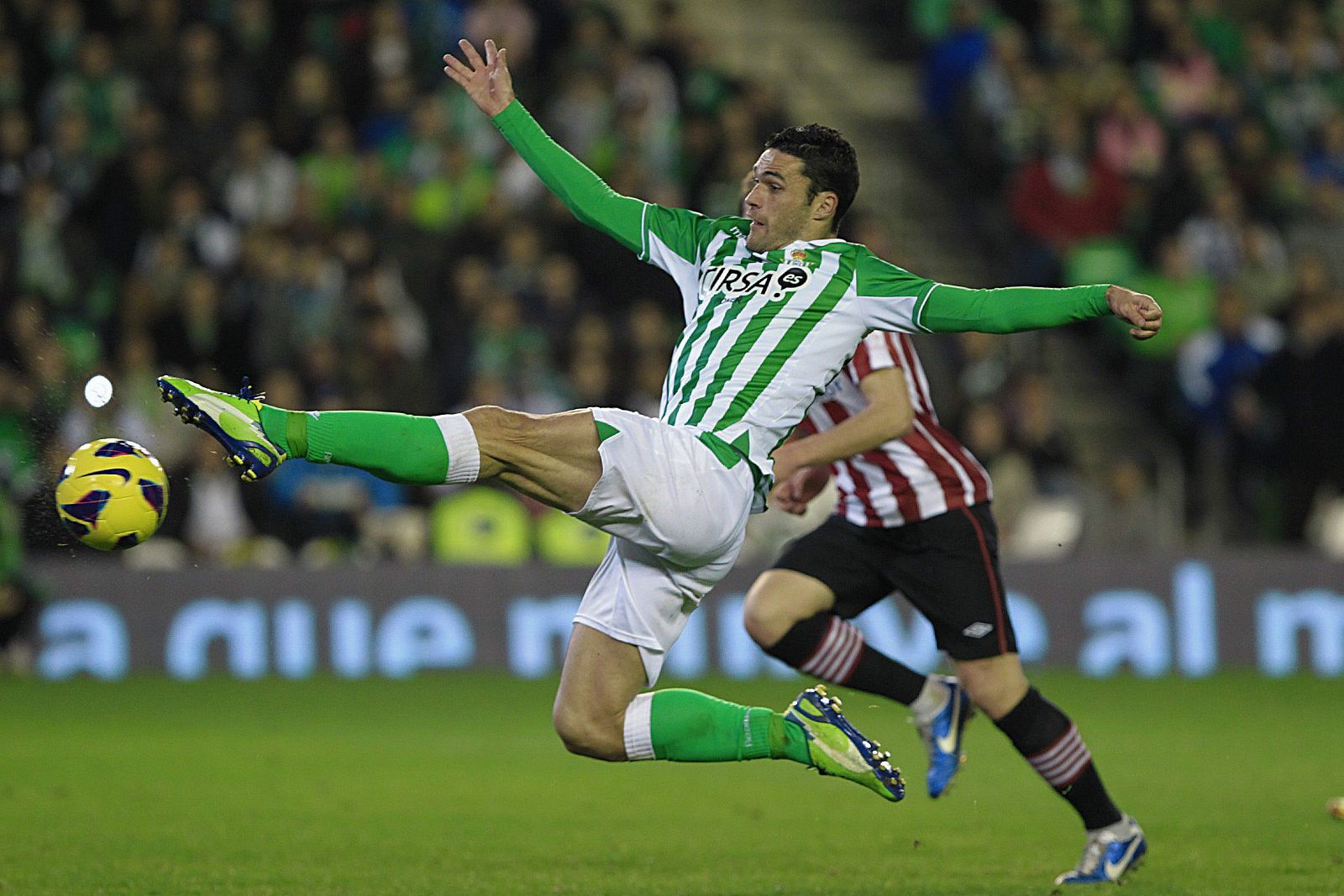 El delantero del Betis, Jorge Molina, intenta rematar en una jugada del encuentro