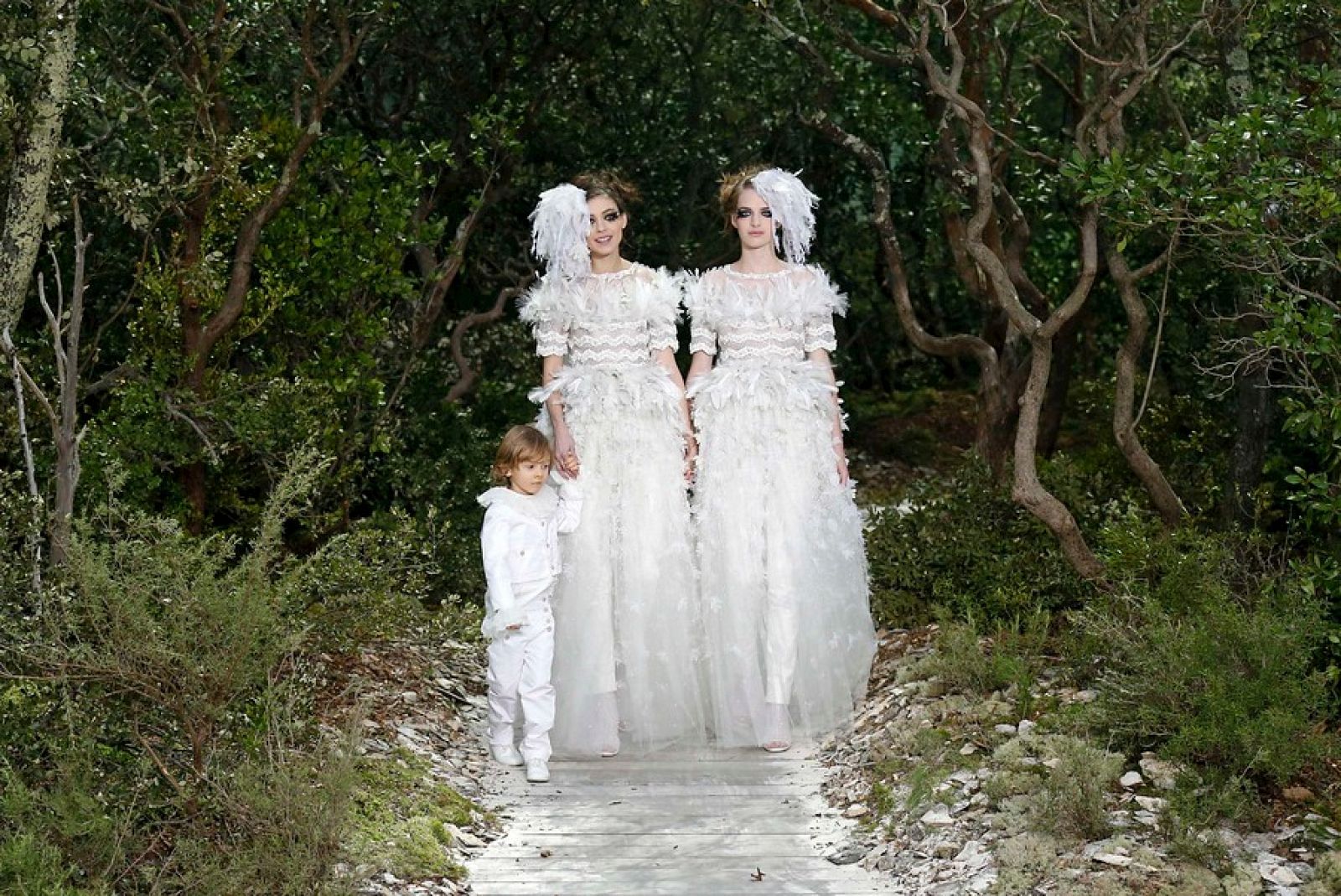 Dos modelos vestidas de novias han cerrado el desfile de Chanel.