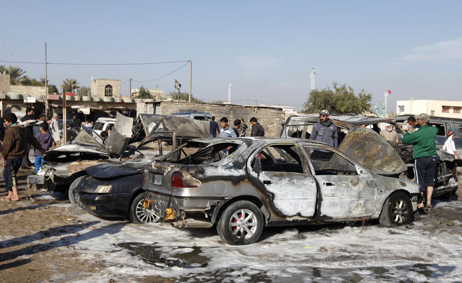 Restos de la explosión de un coche bomba junto al abarrotado mercado del barrio chiíta de Shula, en el noroeste de Bagdad.