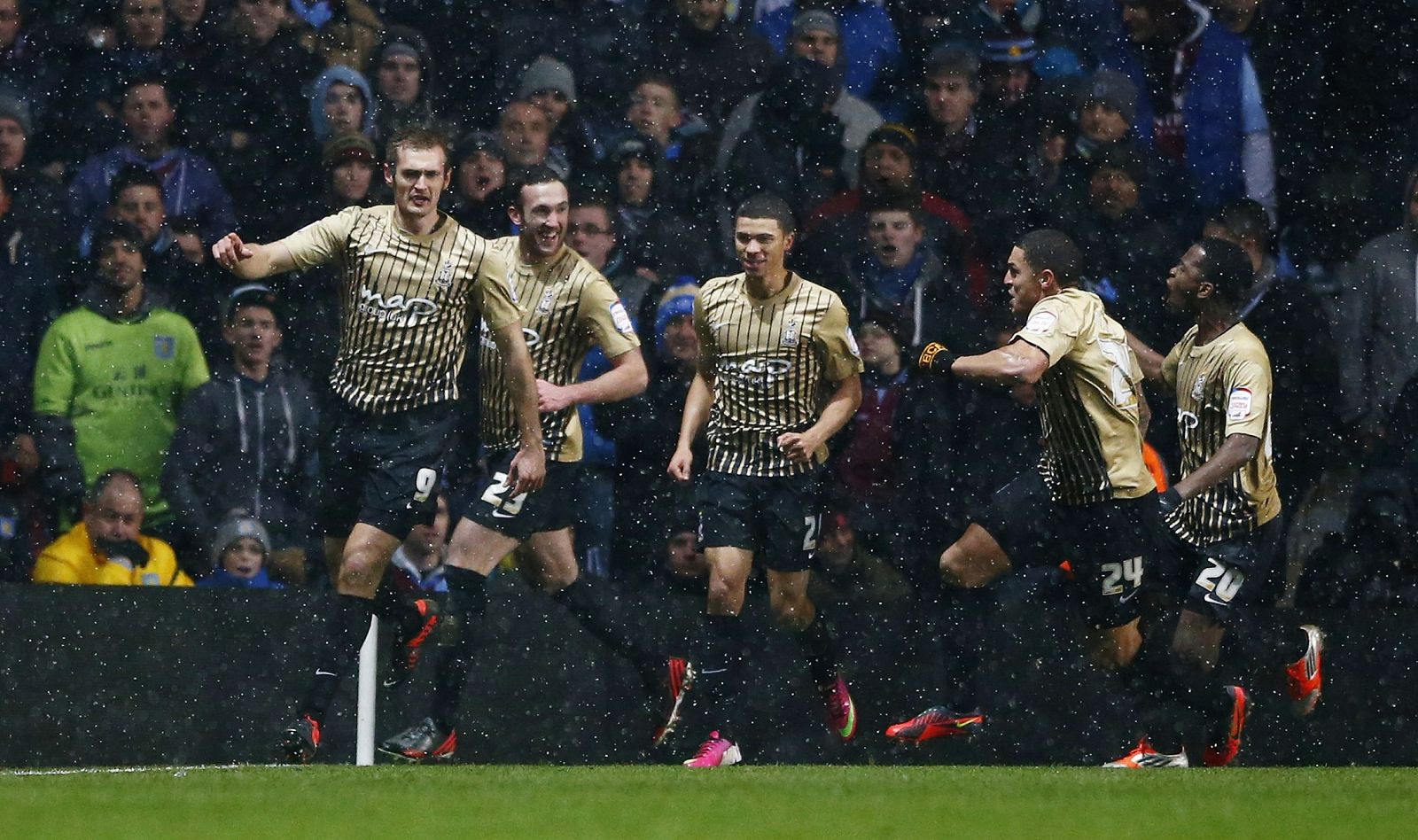 Los jugadores del Bradford celebran un gol en el partido contra el Aston Villa