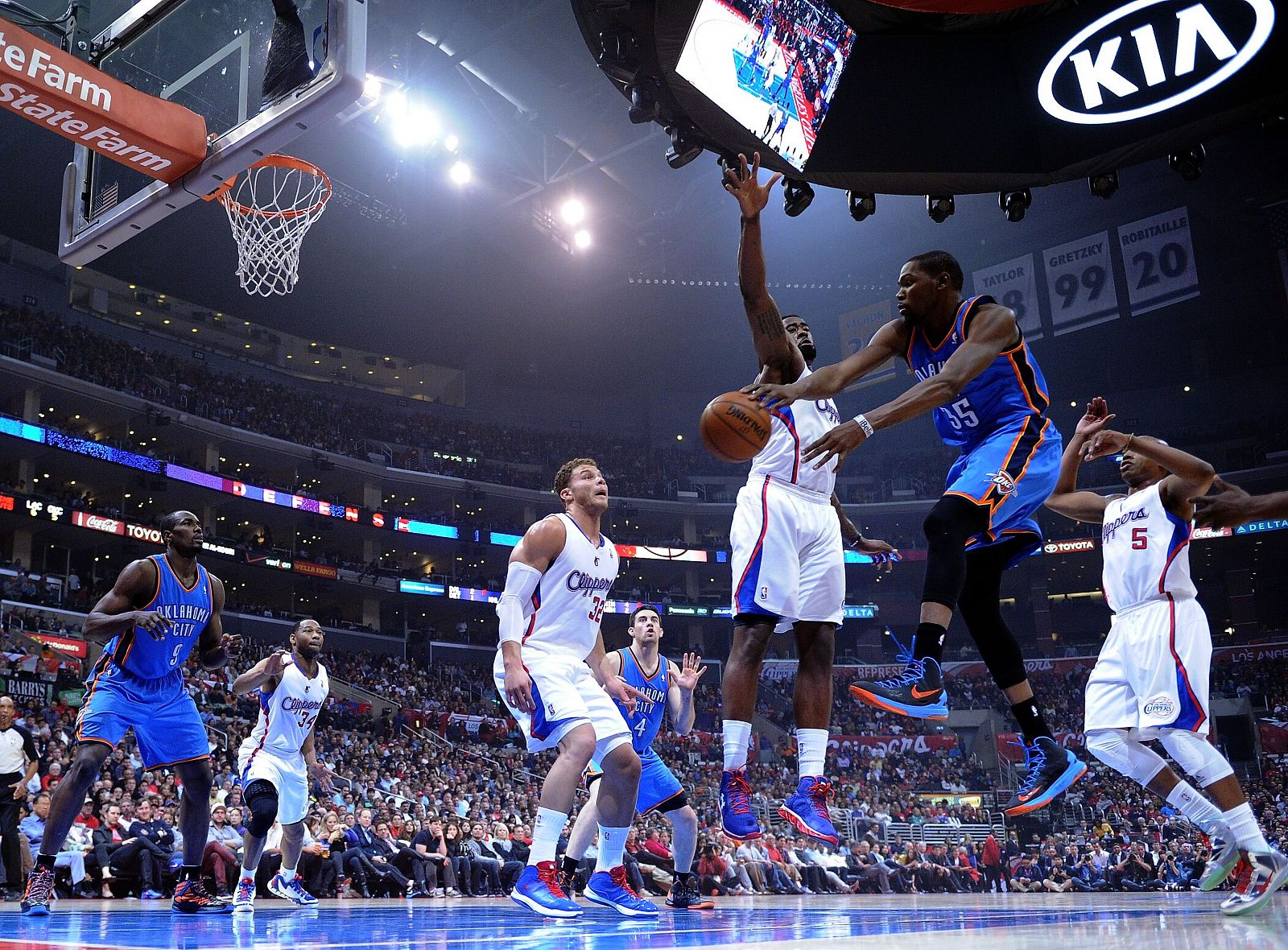 Kevin Durant (35), de losThunder, pasa el balón a Serge Ibaka (9) en el partido contra Los Angeles Clippers