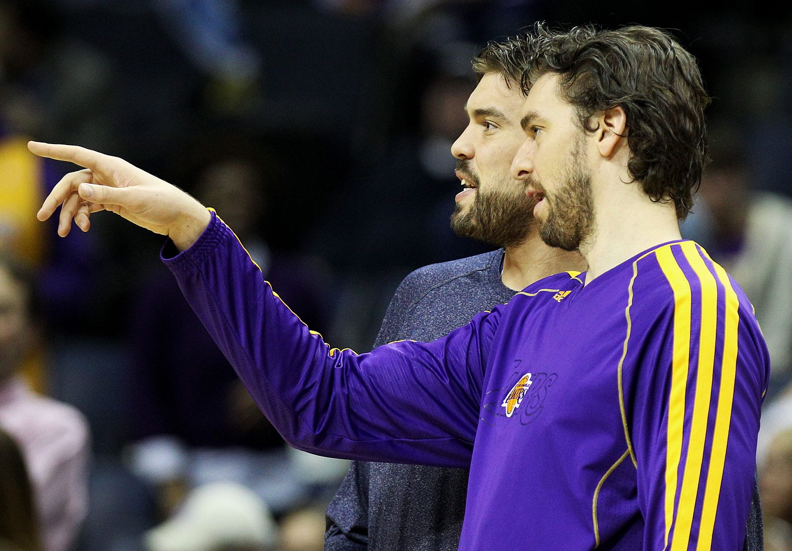 El jugador de los Lakers Pau Gasol (d) habla con Marc, su hermano y jugador de los Grizzlies