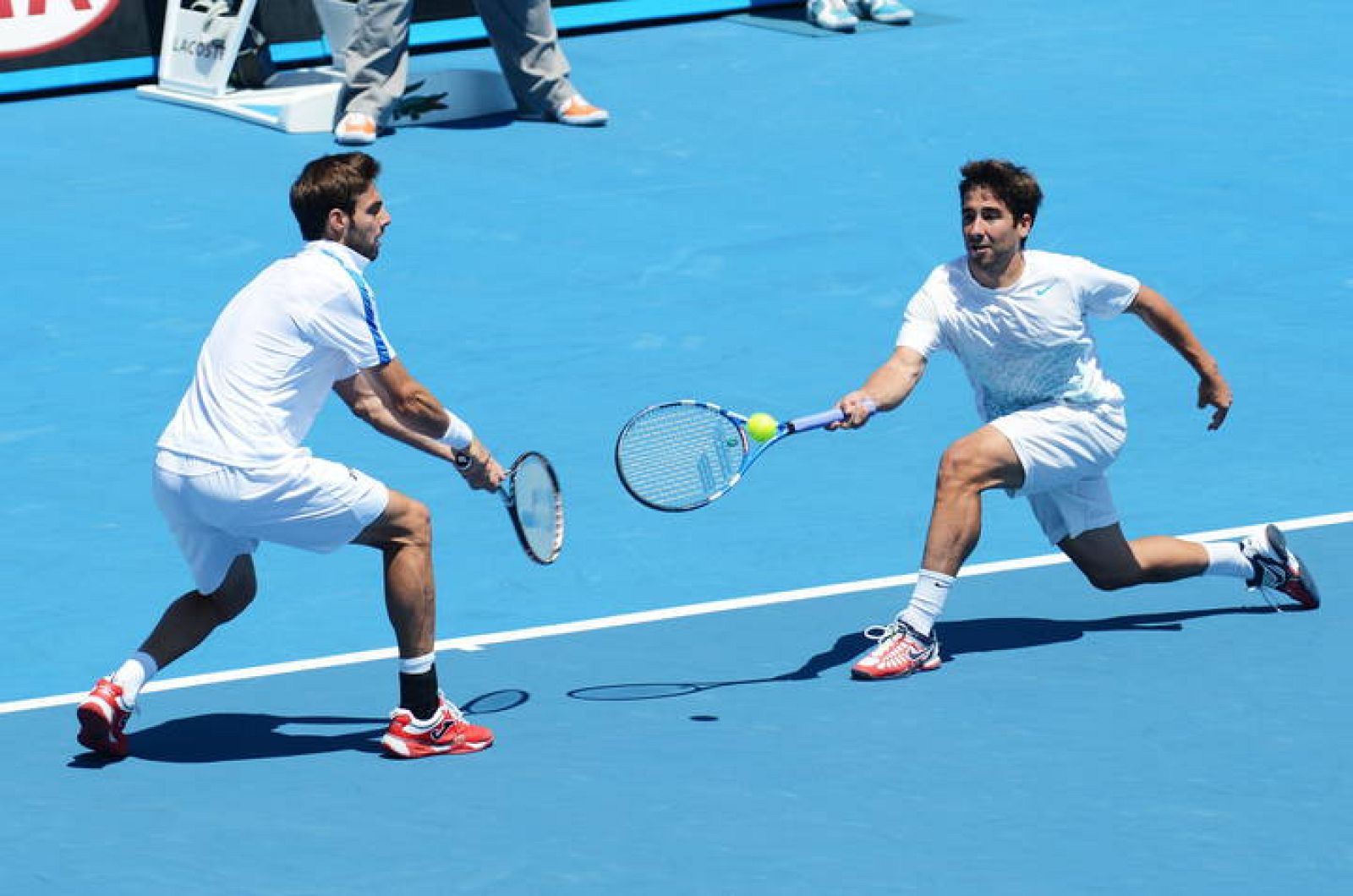 Marcel Granollers (i) y Marc Lopez (d) en la semifinal del Abierto de Australia ante los holandeses Haase y Sijsling