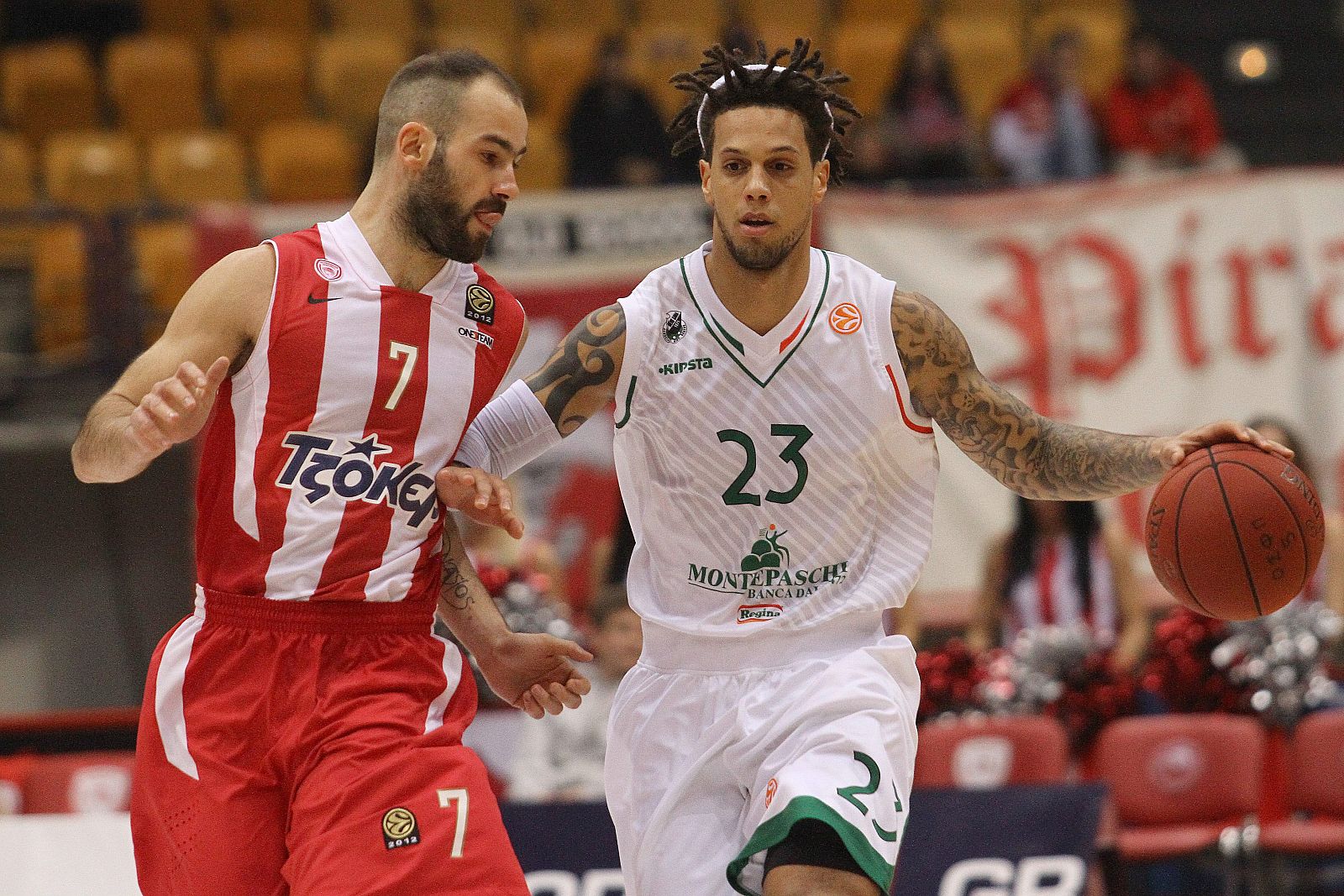 Hackett (d) del Montepaschi y Spanoulis del Olympiacos en un partido de Euroliga