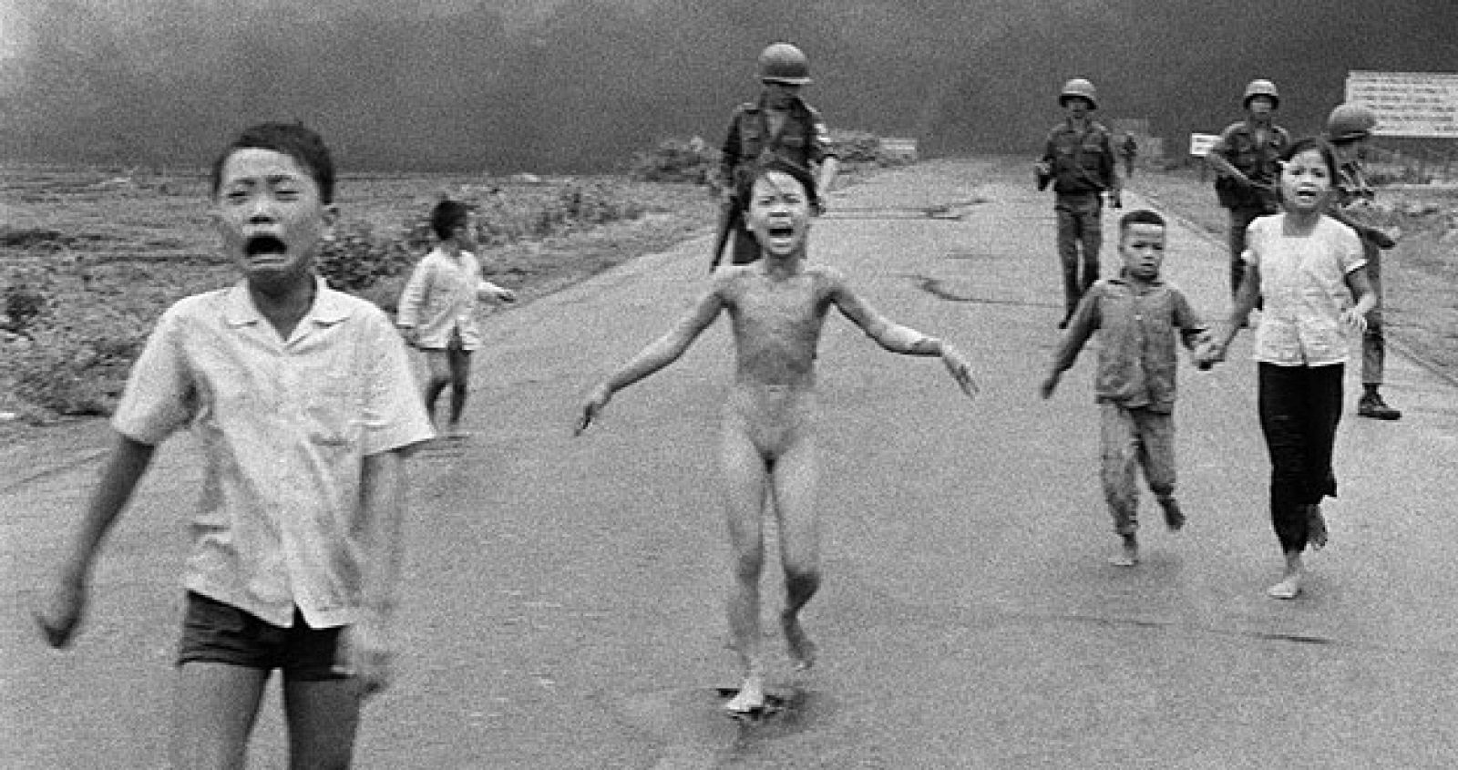 La foto que ganó el Pulizter y que inmortalizó a Kim Phuc, la niña que corría desesperada y desnuda abrasada por el napalm.