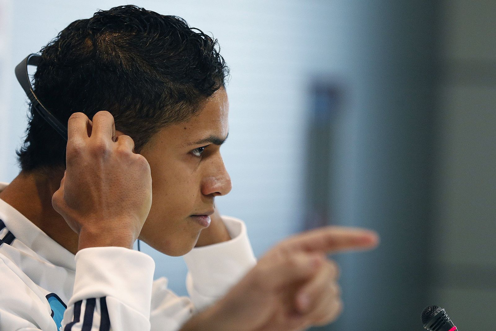 Rapahel Varane durante la rueda de prensa que ofeció en Valdebebas.